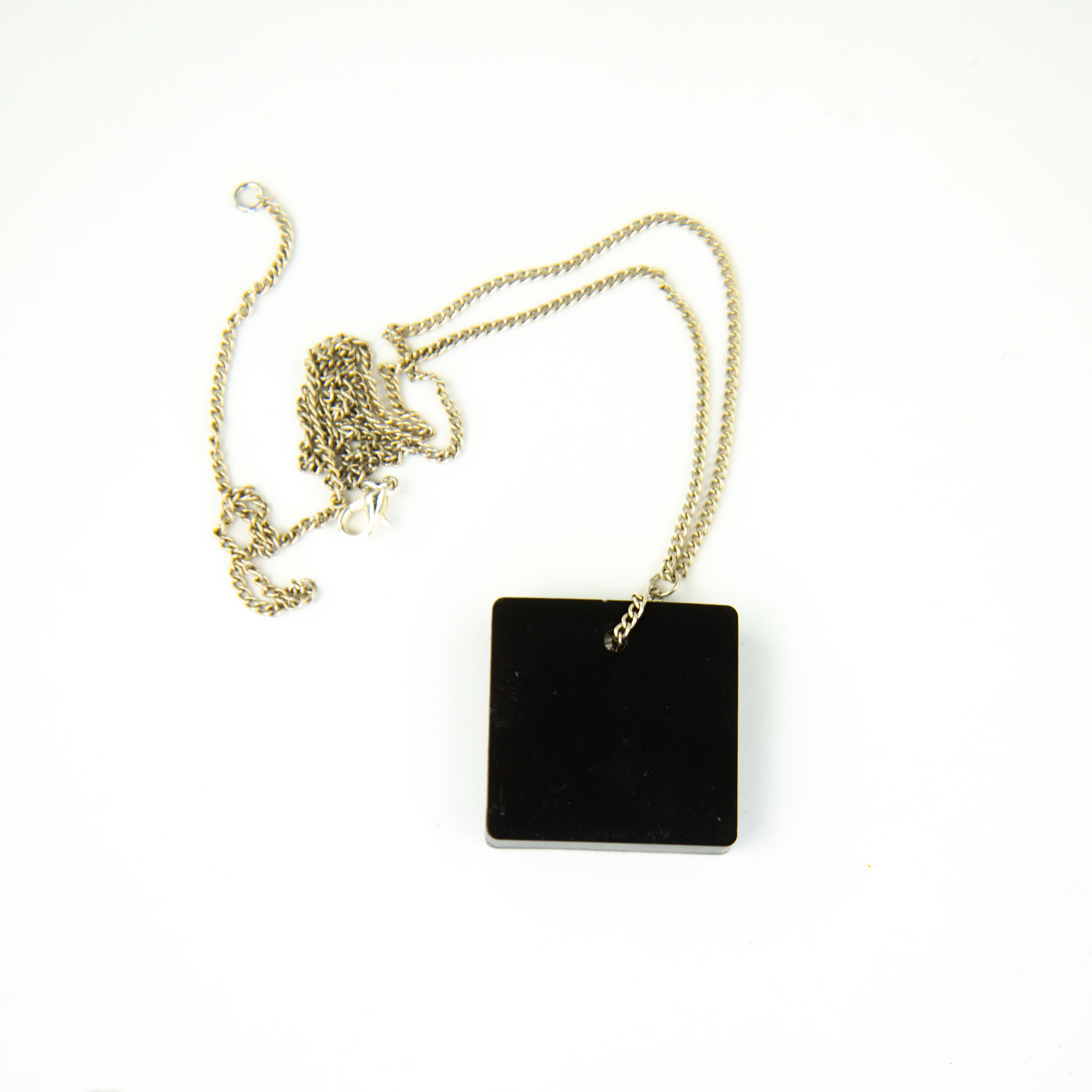 Voir photo 3 de Collier en résine époxy carré à carrés rose et blanc avec petit cœur accompagné de sa chaîne en métal Collier en résine époxy carré à carrés rose et blanc avec petit cœur accompagné de sa chaîne en métal Parfait état reconditionné photo 3