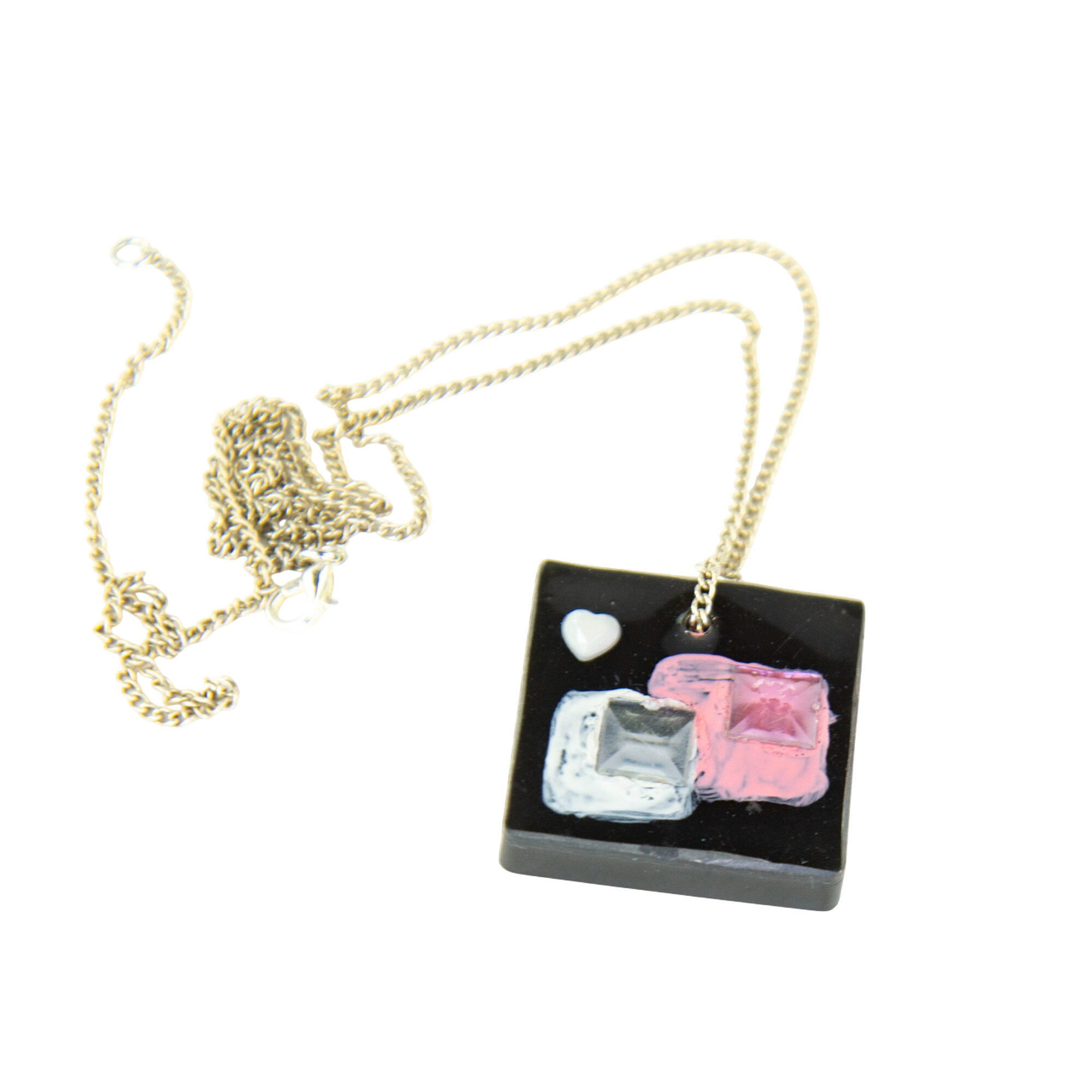 Acheter Collier en résine époxy carré à carrés rose et blanc avec petit cœur accompagné de sa chaîne en métal Parfait état - 10,00 € Collier en résine époxy carré à carrés rose et blanc avec petit cœur accompagné de sa chaîne en métal Parfait état reconditionné disponible sur Label Emmaüs