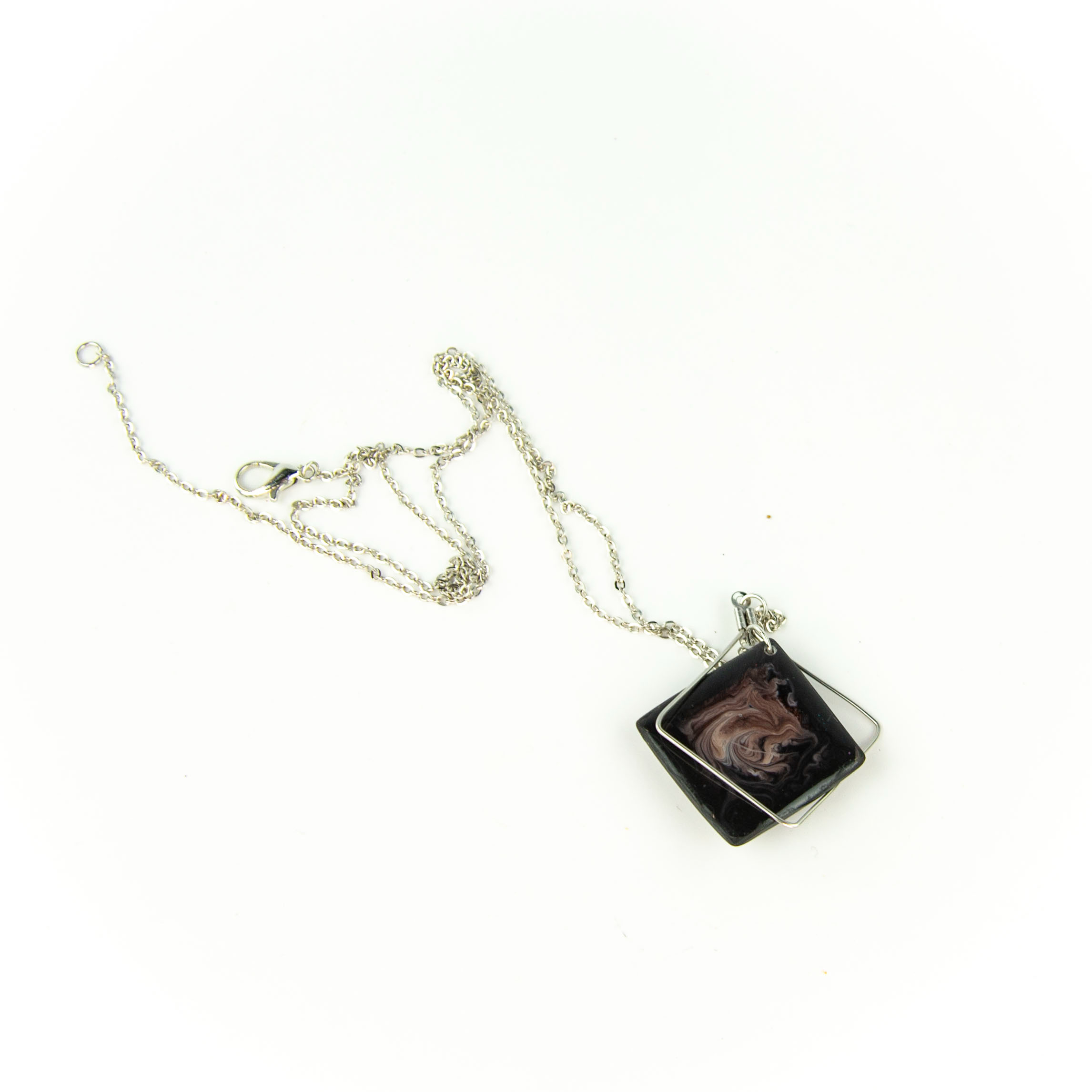 Voir photo 2 de Collier en résine époxy carré sombre avec son double anneau à chaîne en métal Collier en résine époxy carré sombre avec son double anneau à chaîne en métal Parfait état reconditionné photo 2