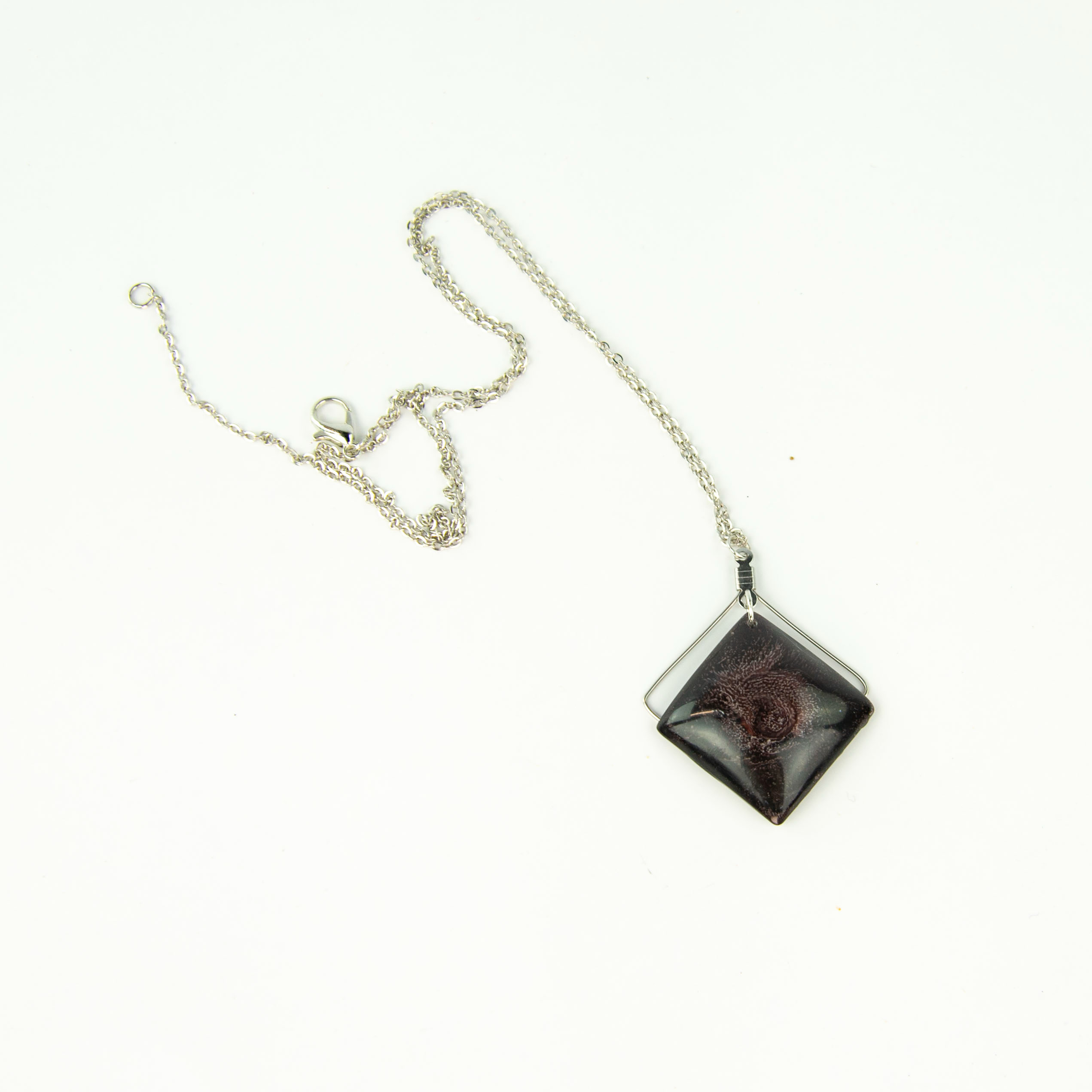 Voir photo 3 de Collier en résine époxy carré sombre avec son double anneau à chaîne en métal Collier en résine époxy carré sombre avec son double anneau à chaîne en métal Parfait état reconditionné photo 3