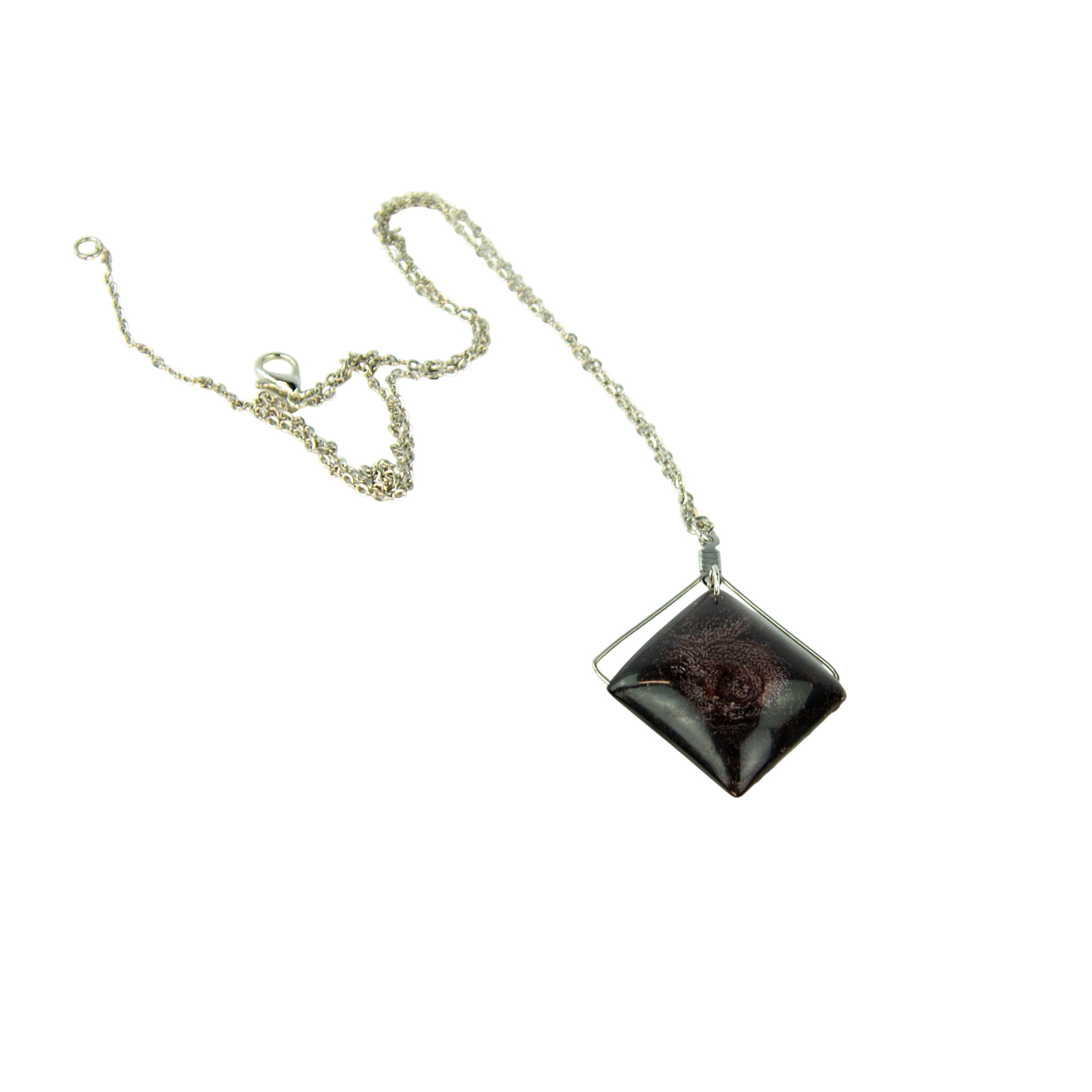 Acheter Collier en résine époxy carré sombre avec son double anneau à chaîne en métal Parfait état - 10,00 € Collier en résine époxy carré sombre avec son double anneau à chaîne en métal Parfait état reconditionné disponible sur Label Emmaüs