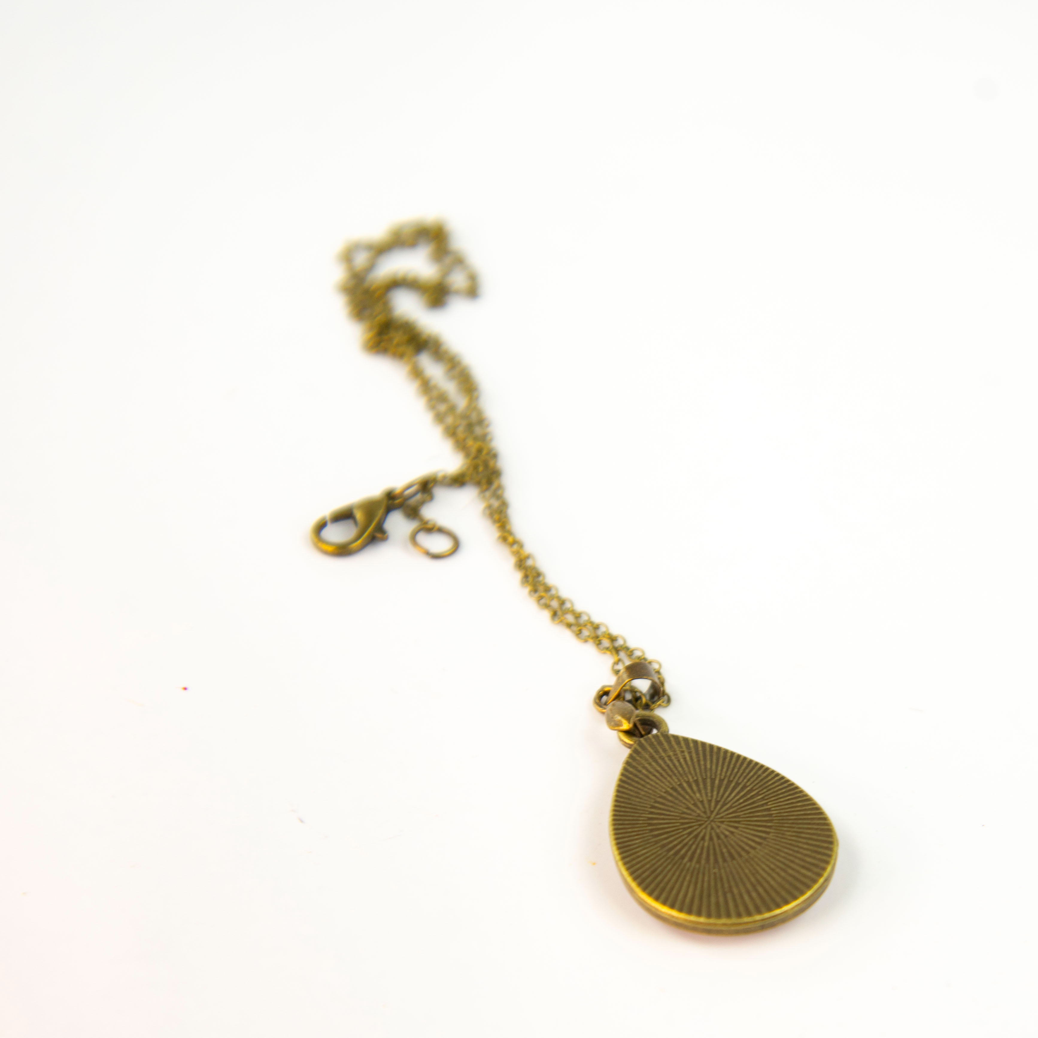 Voir photo 3 de Collier en résine époxy en forme de goutte à grande fleur rose avec sa chaîne en métal Collier en résine époxy en forme de goutte à grande fleur rose avec sa chaîne en métal Parfait état reconditionné photo 3