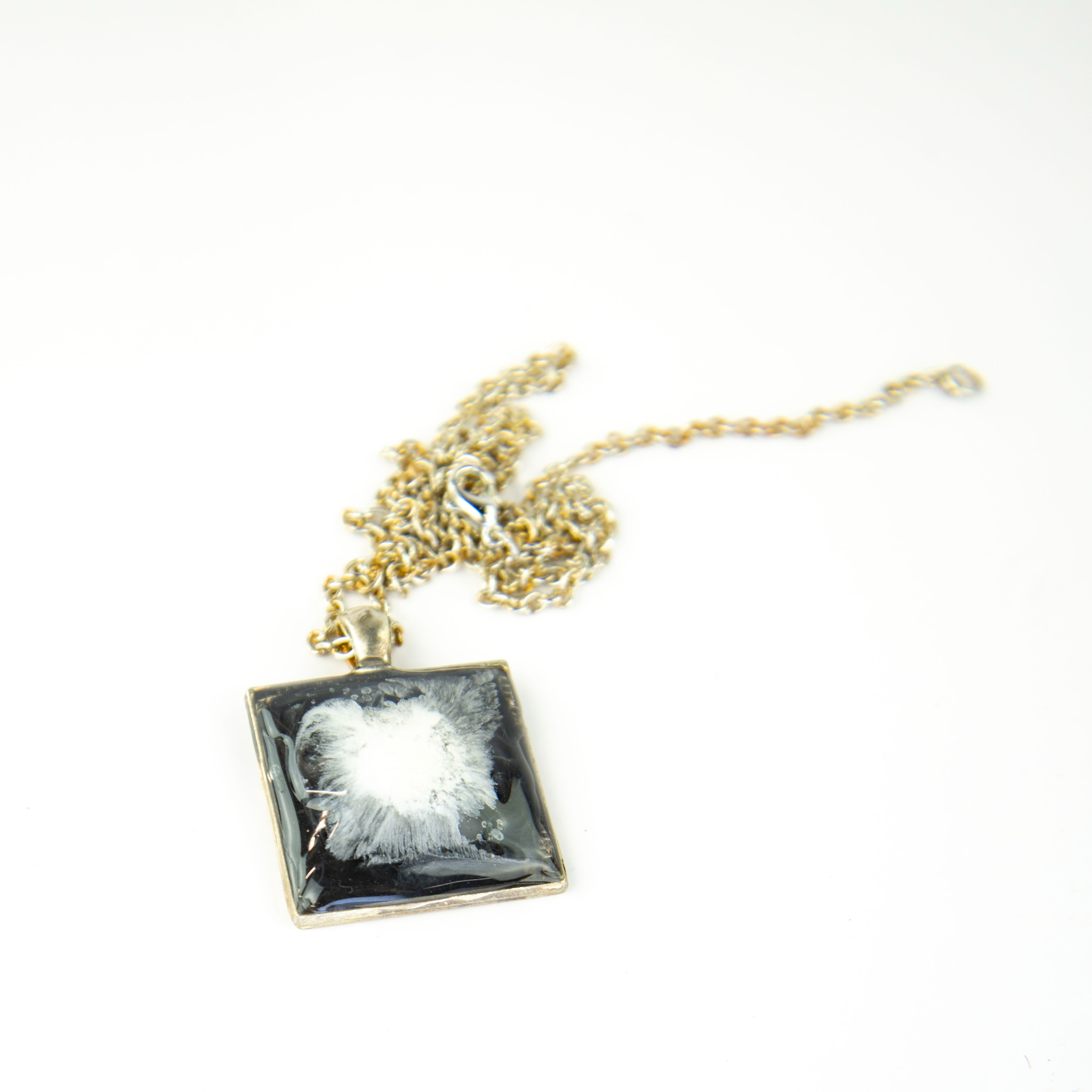 Voir photo 2 de Collier en résine époxy noir et blanc à motif abstrait avec sa chaîne en métal Collier en résine époxy noir et blanc à motif abstrait avec sa chaîne en métal Parfait état reconditionné photo 2
