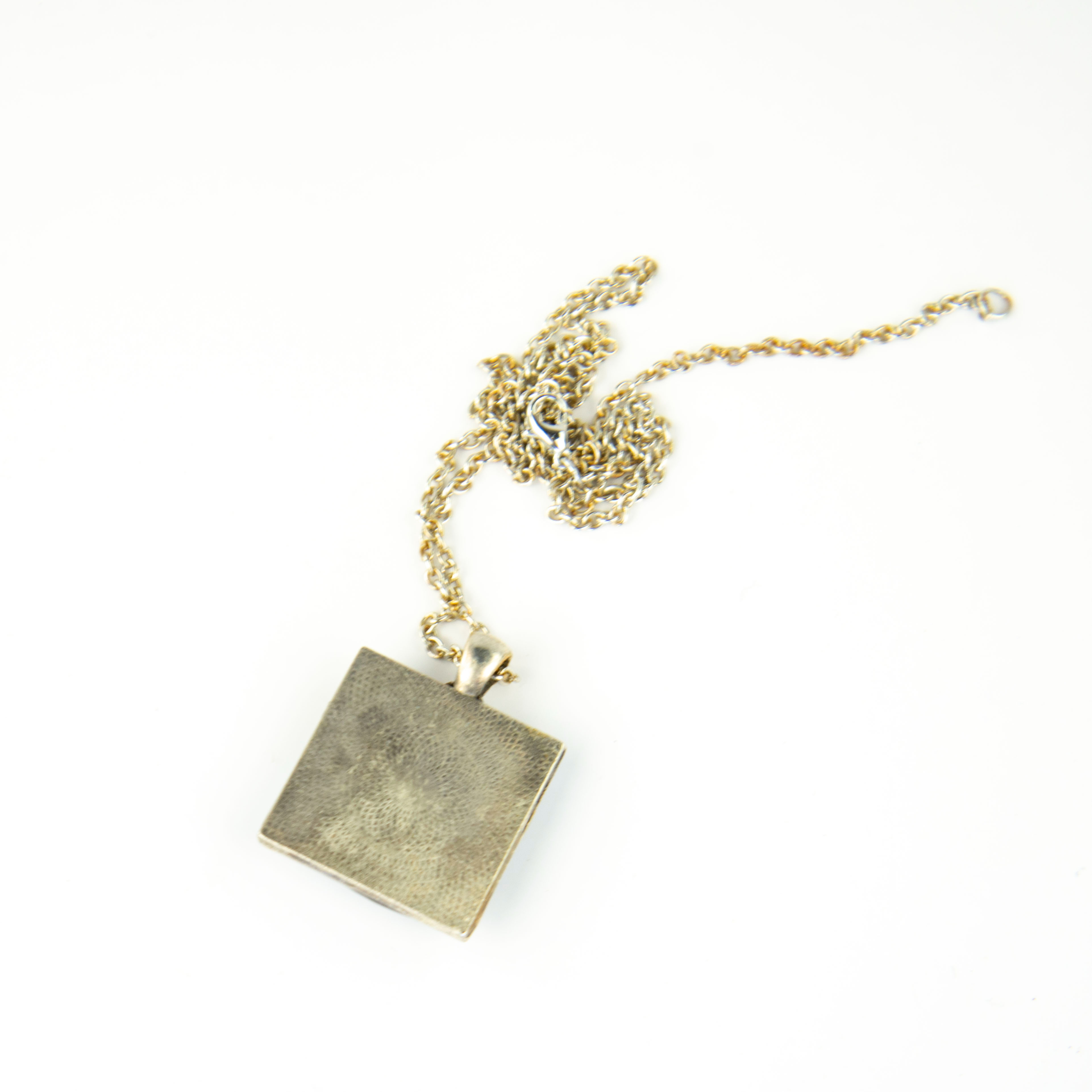 Voir photo 3 de Collier en résine époxy noir et blanc à motif abstrait avec sa chaîne en métal Collier en résine époxy noir et blanc à motif abstrait avec sa chaîne en métal Parfait état reconditionné photo 3