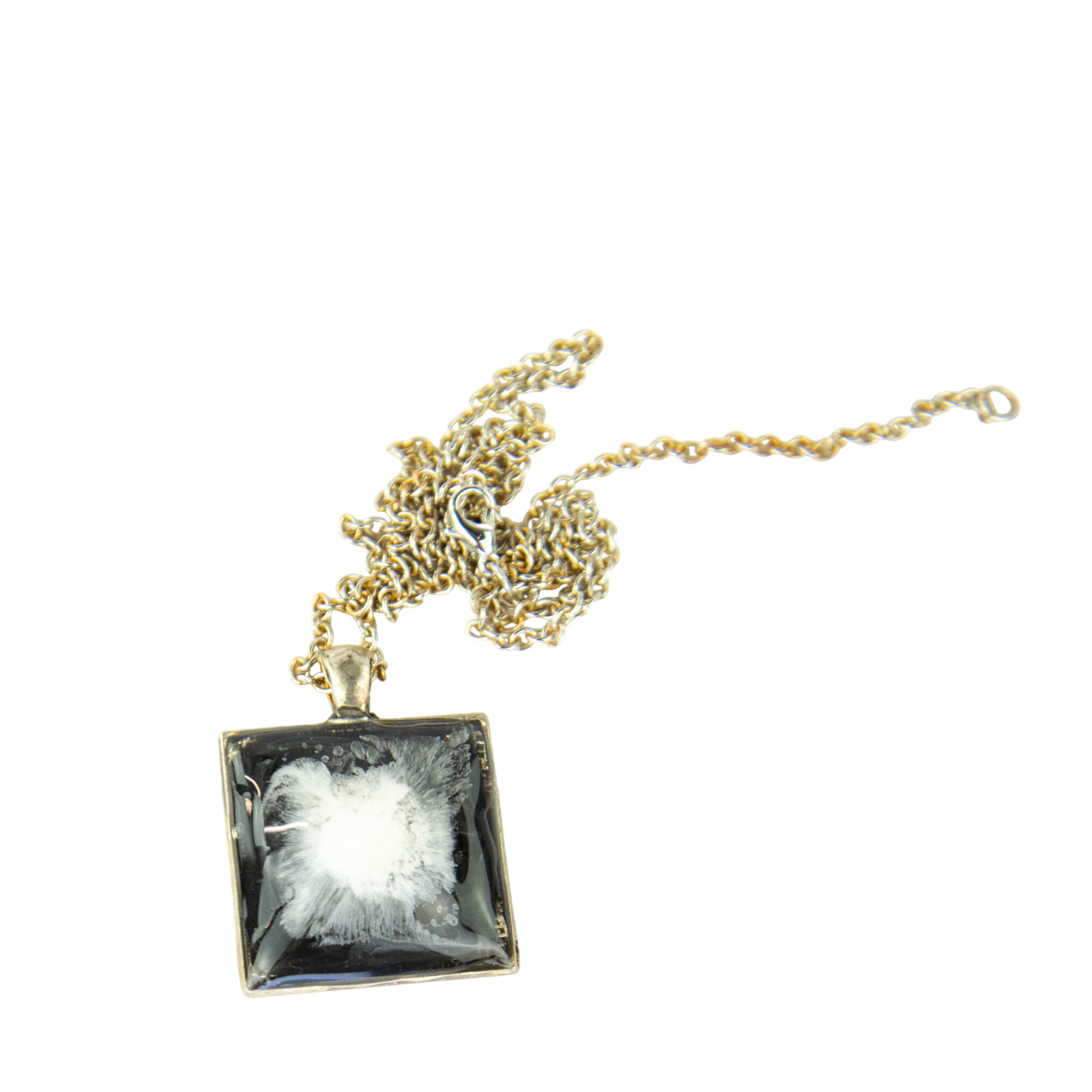 Acheter Collier en résine époxy noir et blanc à motif abstrait avec sa chaîne en métal Parfait état - 10,00 € Collier en résine époxy noir et blanc à motif abstrait avec sa chaîne en métal Parfait état reconditionné disponible sur Label Emmaüs