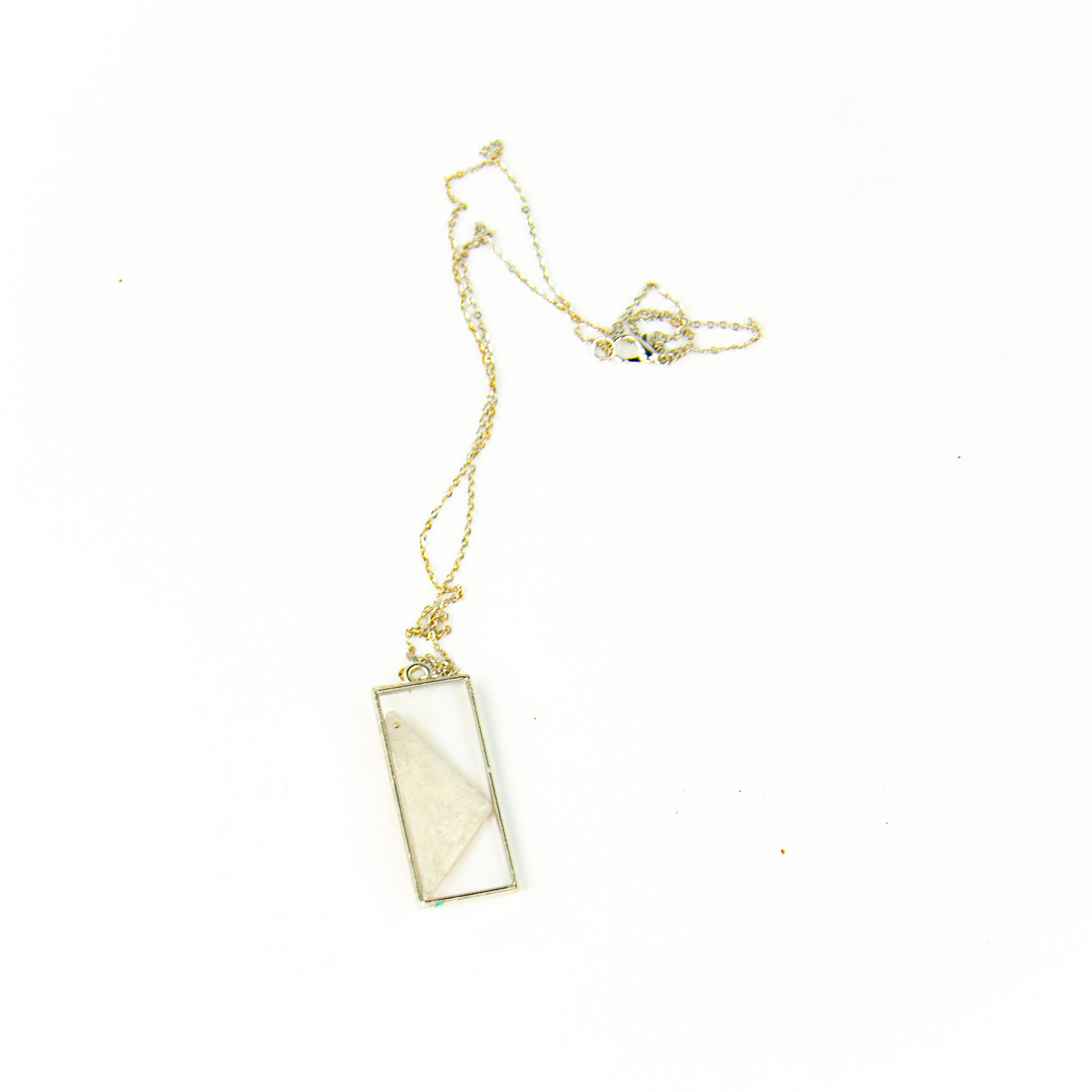 Voir photo 3 de Collier en résine époxy rectangle transparent à motif triangle blanc à strass accompagné de sa chaîne en métal Collier en résine époxy rectangle transparent à motif triangle blanc à strass accompagné de sa chaîne en métal Parfait état reconditionné photo 3