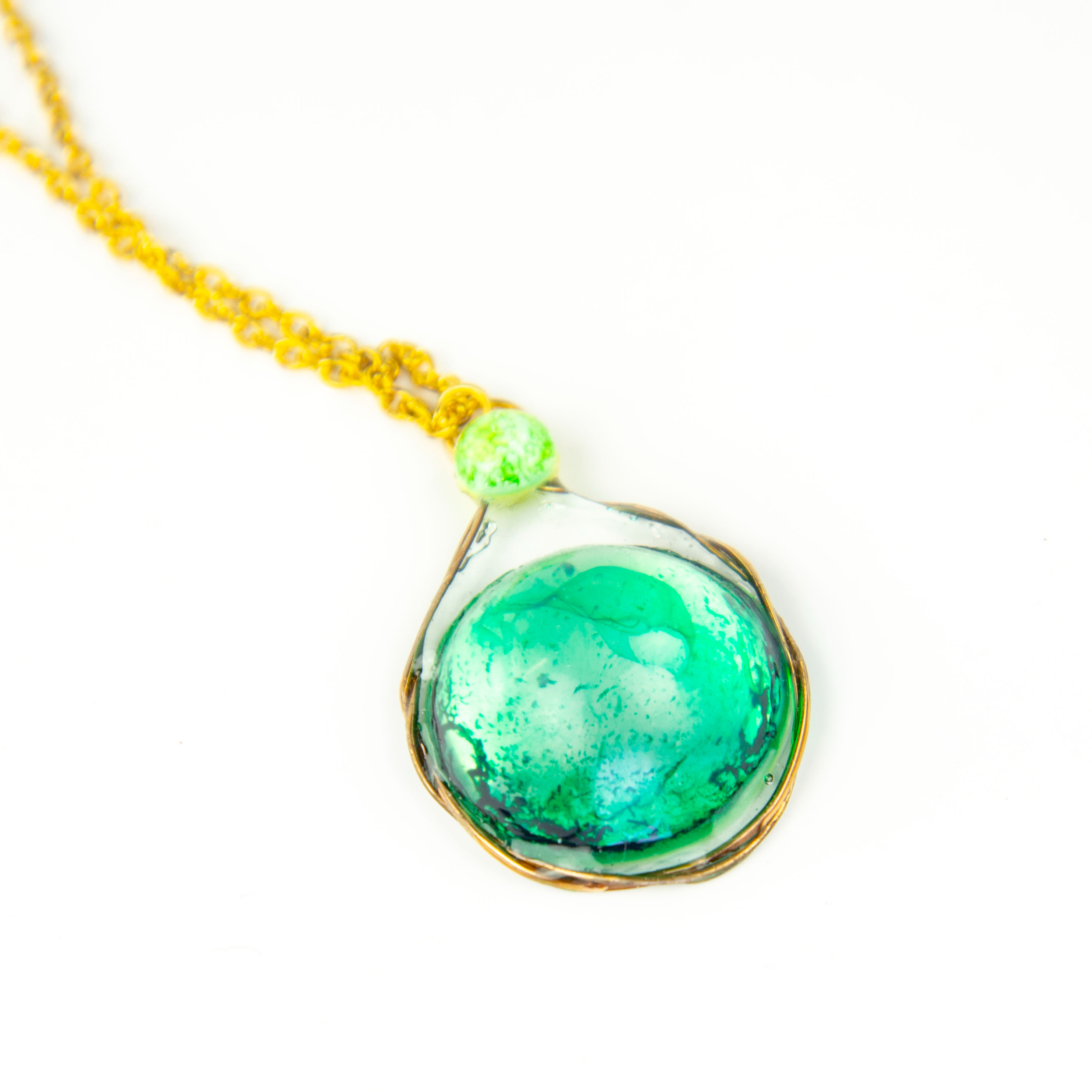 Voir photo 3 de Collier en résine époxy vert transparent à filaments avec sa chaîne en métal jaune Collier en résine époxy vert transparent à filaments avec sa chaîne en métal jaune Parfait état reconditionné photo 3