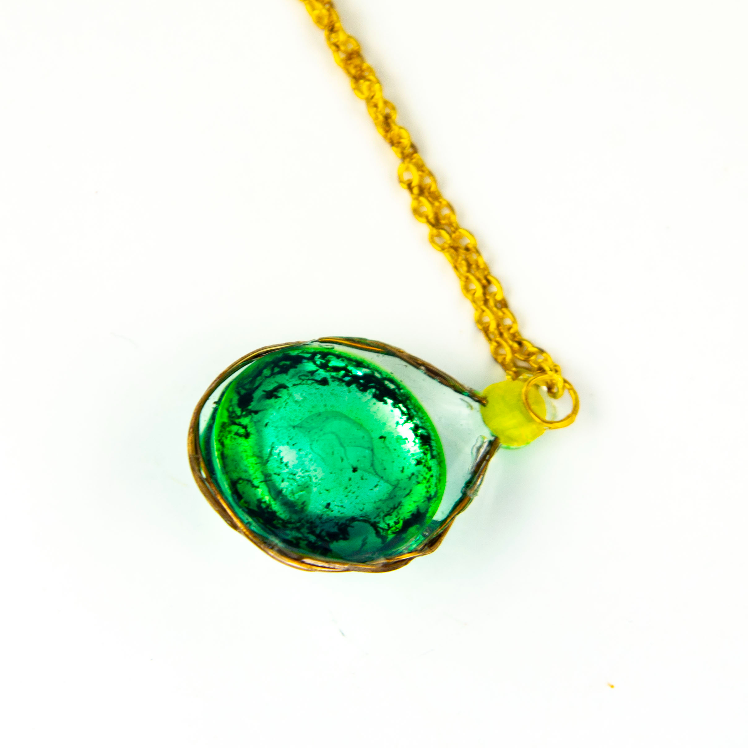 Voir photo 4 de Collier en résine époxy vert transparent à filaments avec sa chaîne en métal jaune Collier en résine époxy vert transparent à filaments avec sa chaîne en métal jaune Parfait état reconditionné photo 4
