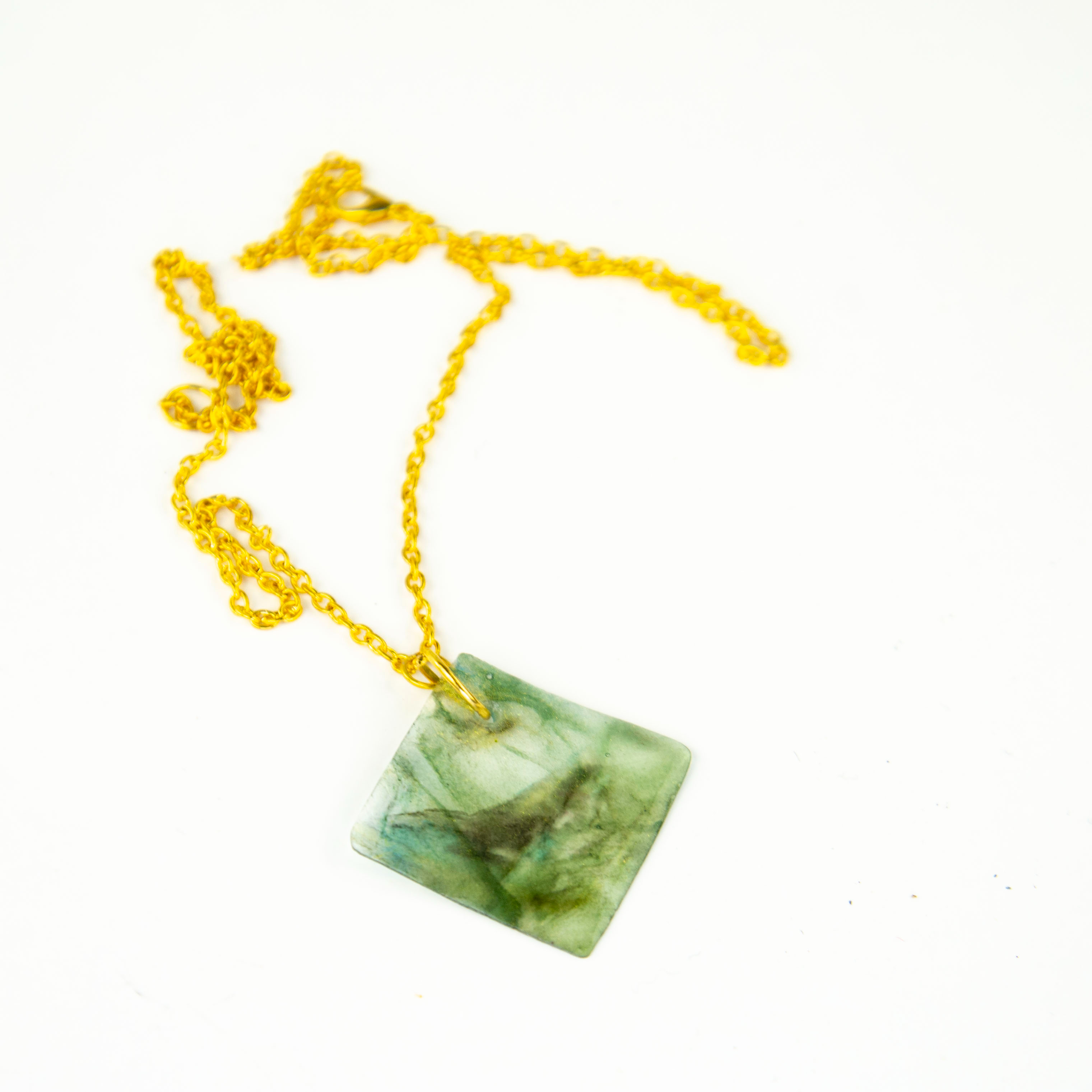 Voir photo 3 de Collier en résine époxy vert transparent avec chaine en métal dorée Collier en résine époxy vert transparent avec chaine en métal dorée Parfait état reconditionné photo 3
