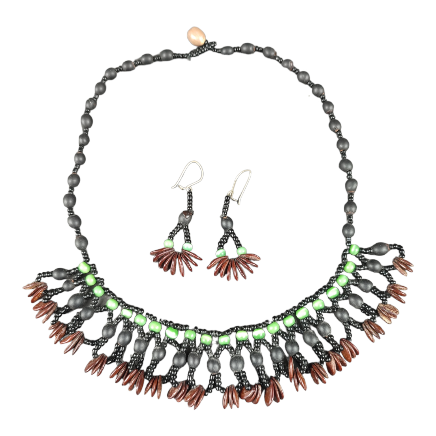 Collier et boucles d'oreilles en graines naturelles Bon état - 12,00 € Collier et boucles d'oreilles en graines naturelles Bon état reconditionné disponible sur Label Emmaüs