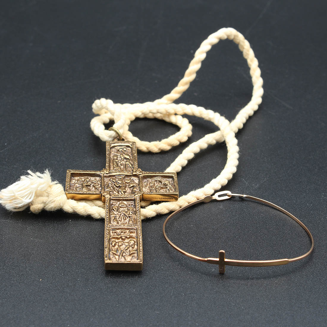 Voir photo 2 de Collier et bracelet croix chrétienne Collier et bracelet croix chrétienne Très bon état reconditionné photo 2