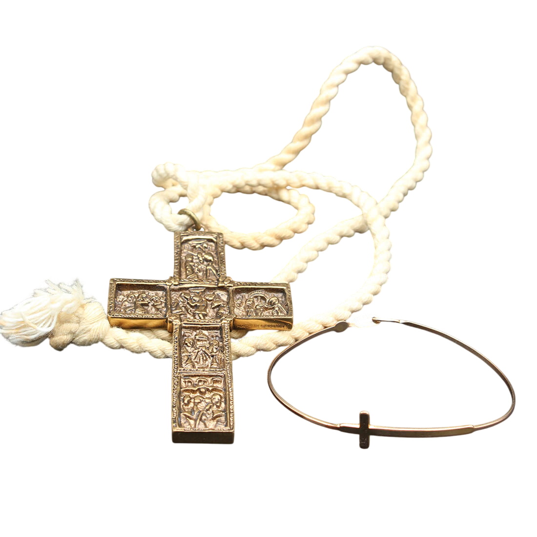 Collier et bracelet croix chrétienne Très bon état - 25,00 € Collier et bracelet croix chrétienne Très bon état reconditionné disponible sur Label Emmaüs