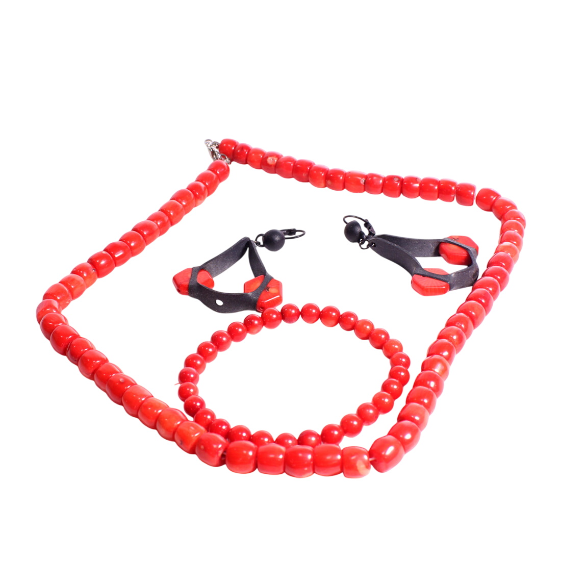 Collier et bracelet en corail teint rouge Bon état - 39,00 € Collier et bracelet en corail teint rouge Bon état reconditionné disponible sur Label Emmaüs