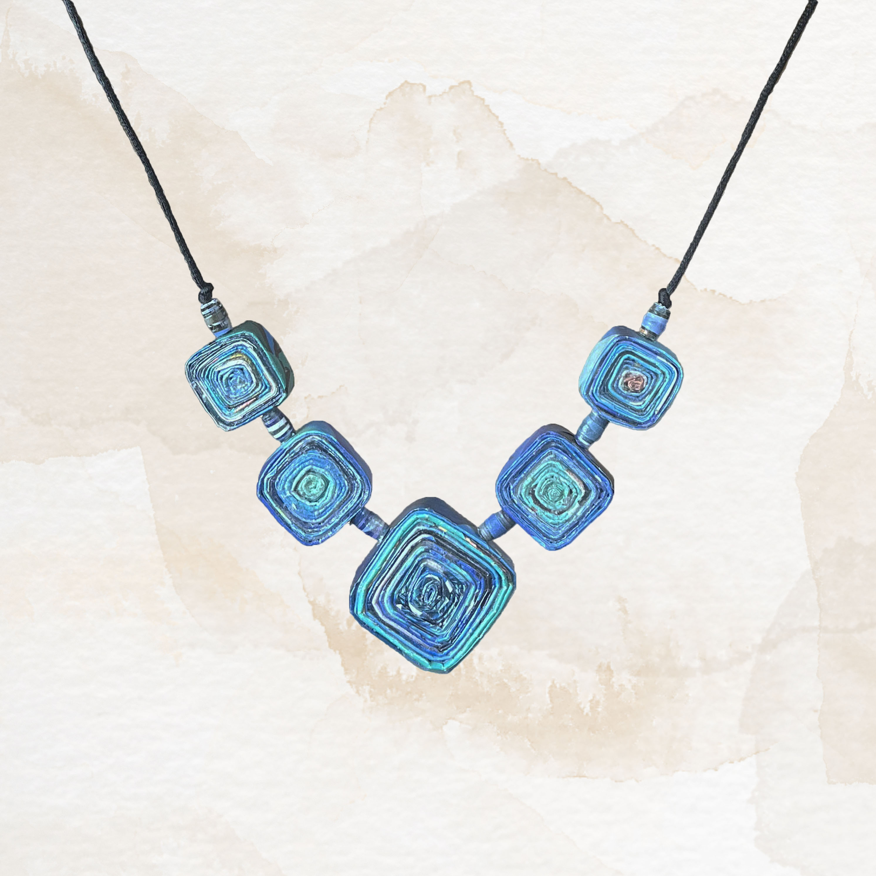 Collier ethnique chic en papier recyclé - TRËMA Parfait état - 20,00 € Collier ethnique chic en papier recyclé - TRËMA Parfait état reconditionné disponible sur Label Emmaüs