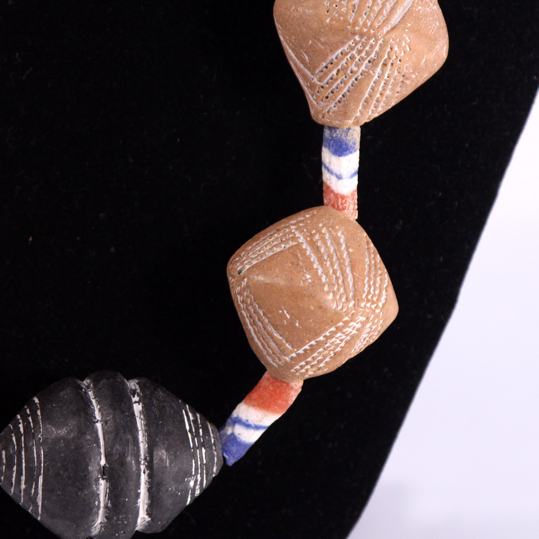 Voir photo 2 de Collier ethnique verre et terre cuite Collier ethnique verre et terre cuite Bon état reconditionné photo 2