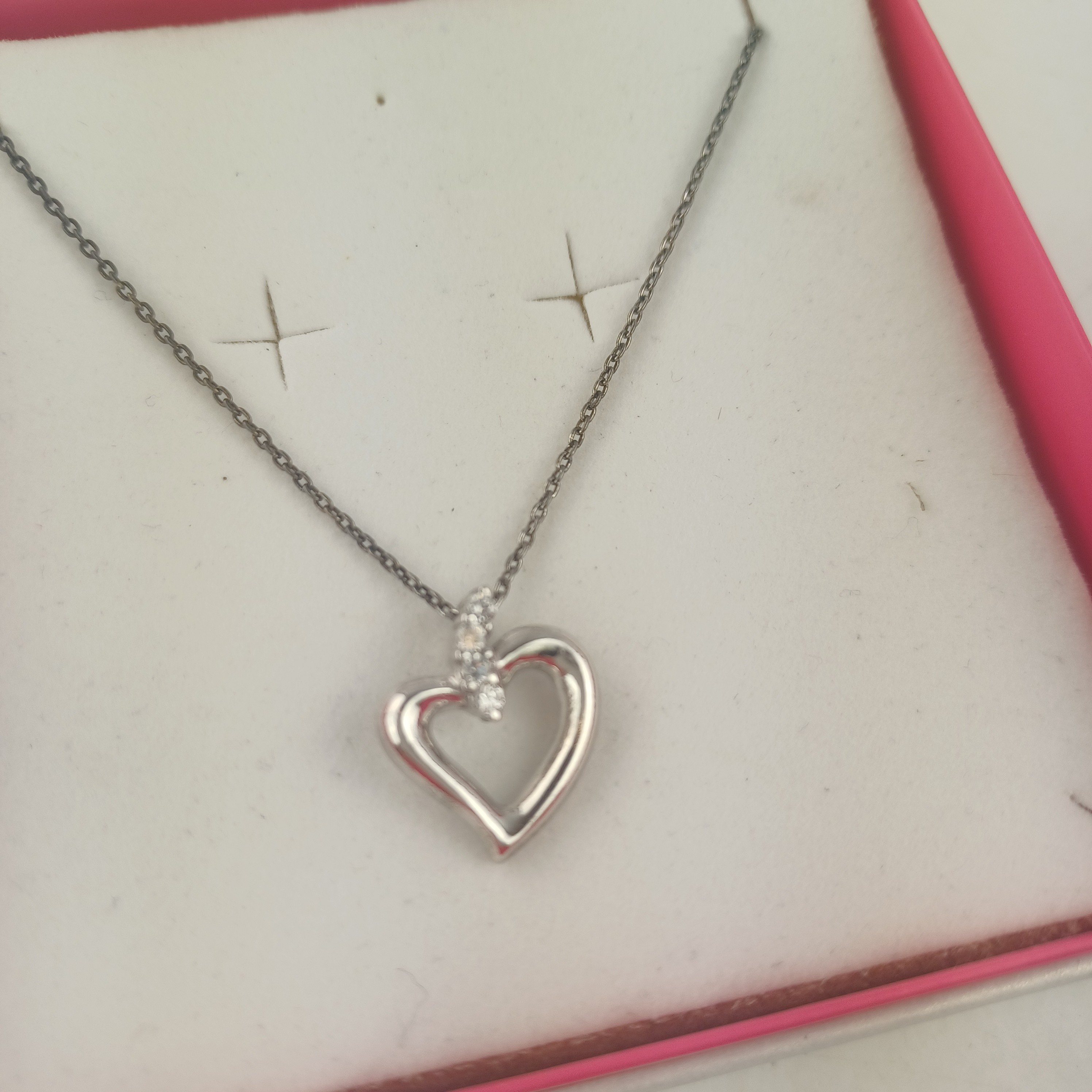 Voir photo 2 de Collier fantaisie avec chaîne en argent et pendentif d'argent en forme de coeur avec des strass dans une boîte Trésor Paris Collier fantaisie avec chaîne en argent et pendentif d'argent en forme de coeur avec des strass dans une boîte Trésor Paris Très bon état reconditionné photo 2