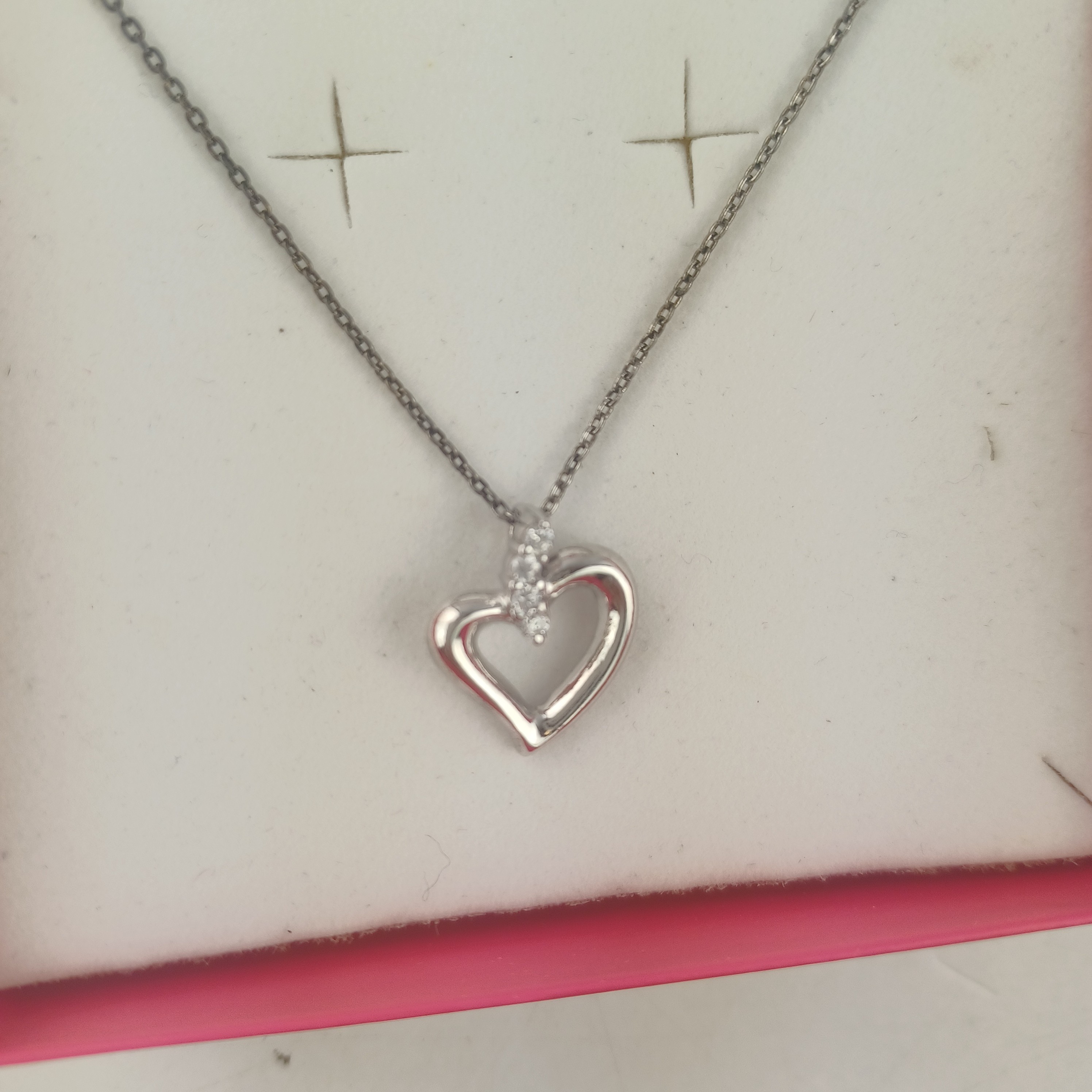 Voir photo 3 de Collier fantaisie avec chaîne en argent et pendentif d'argent en forme de coeur avec des strass dans une boîte Trésor Paris Collier fantaisie avec chaîne en argent et pendentif d'argent en forme de coeur avec des strass dans une boîte Trésor Paris Très bon état reconditionné photo 3