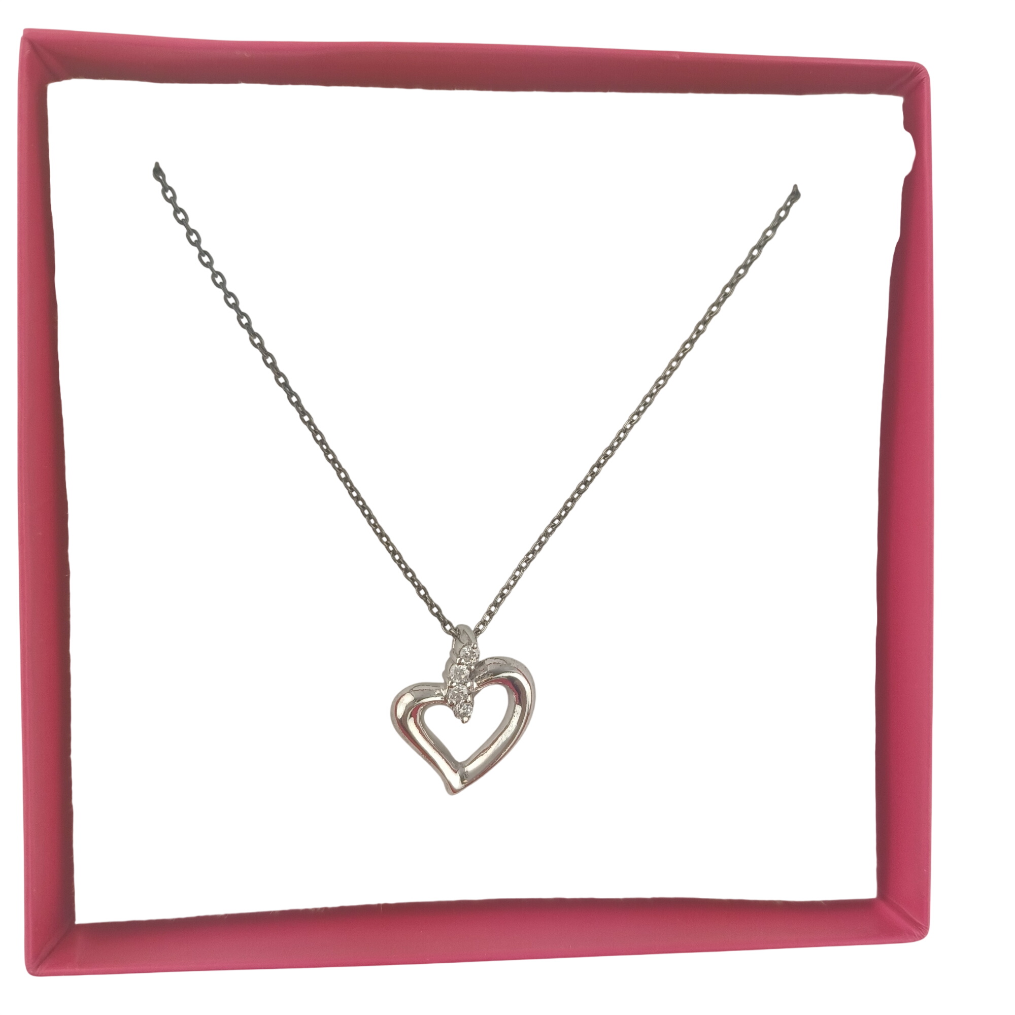 Collier fantaisie avec chaîne en argent et pendentif d'argent en forme de coeur avec des strass dans une boîte Trésor Paris Très bon état - 14,00 € Collier fantaisie avec chaîne en argent et pendentif d'argent en forme de coeur avec des strass dans une boîte Trésor Paris Très bon état reconditionné disponible sur Label Emmaüs