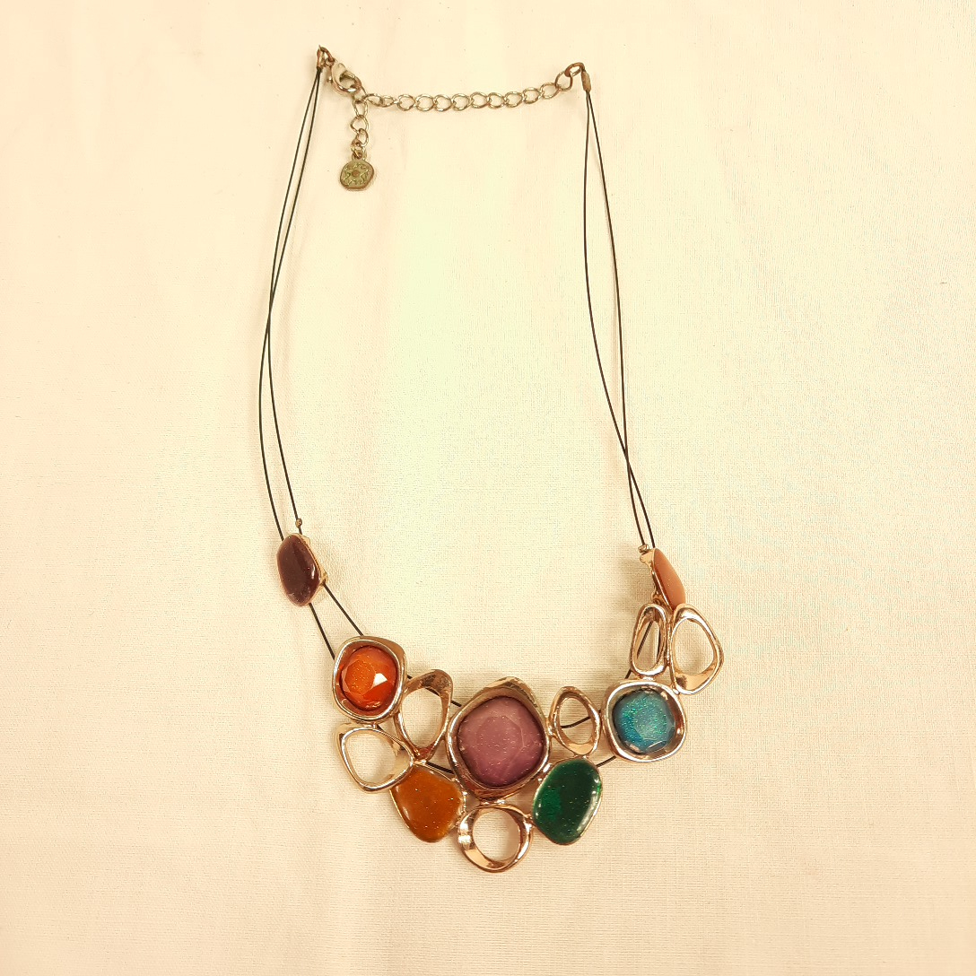 Voir photo 2 de collier fantaisie en métal doré et résine colorée collier fantaisie en métal doré et résine colorée Bon état reconditionné photo 2
