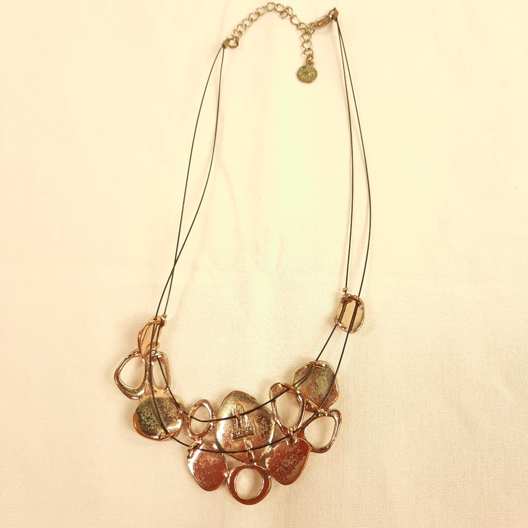 Voir photo 3 de collier fantaisie en métal doré et résine colorée collier fantaisie en métal doré et résine colorée Bon état reconditionné photo 3