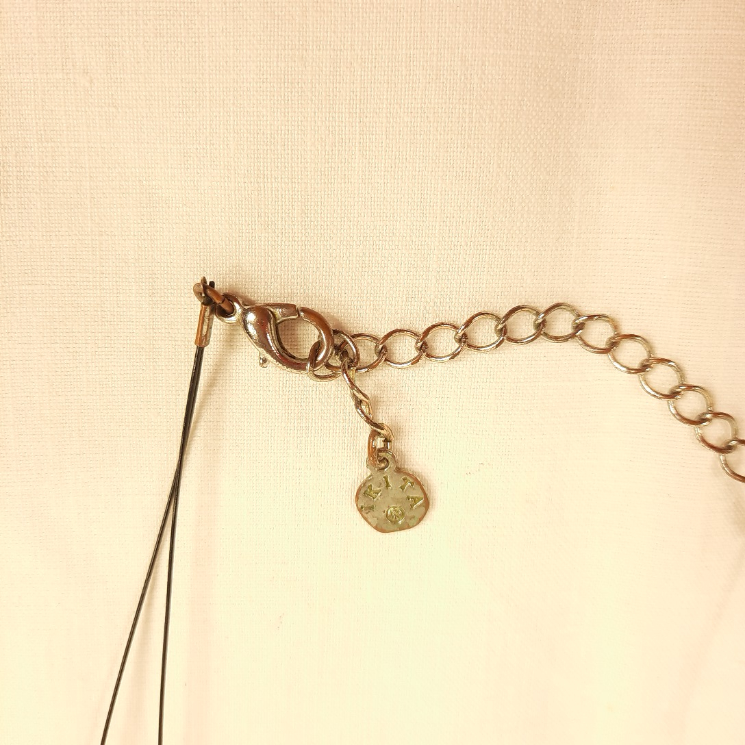 Voir photo 4 de collier fantaisie en métal doré et résine colorée collier fantaisie en métal doré et résine colorée Bon état reconditionné photo 4