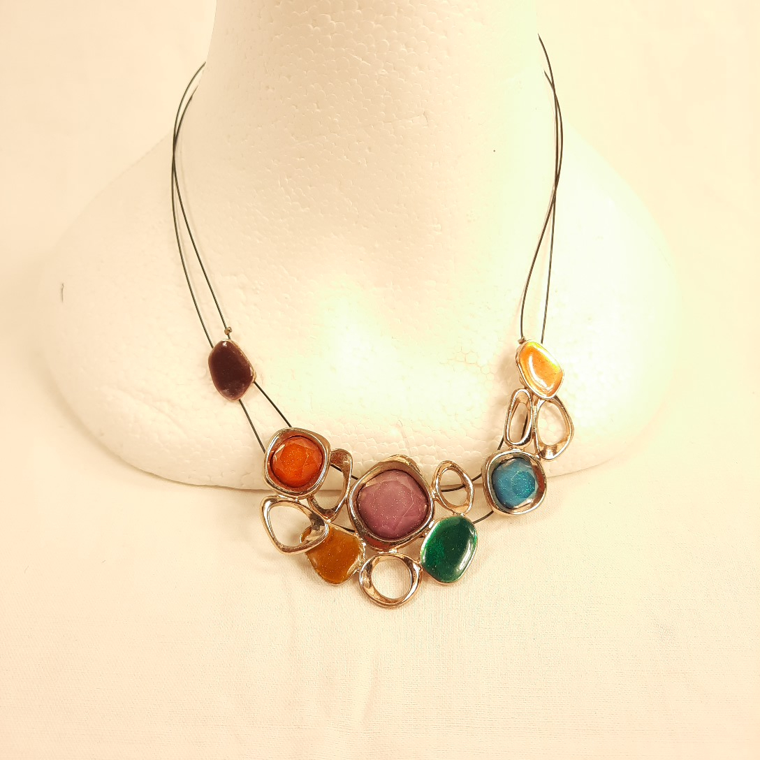 collier fantaisie en métal doré et résine colorée Bon état - 12,00 € collier fantaisie en métal doré et résine colorée Bon état reconditionné disponible sur Label Emmaüs