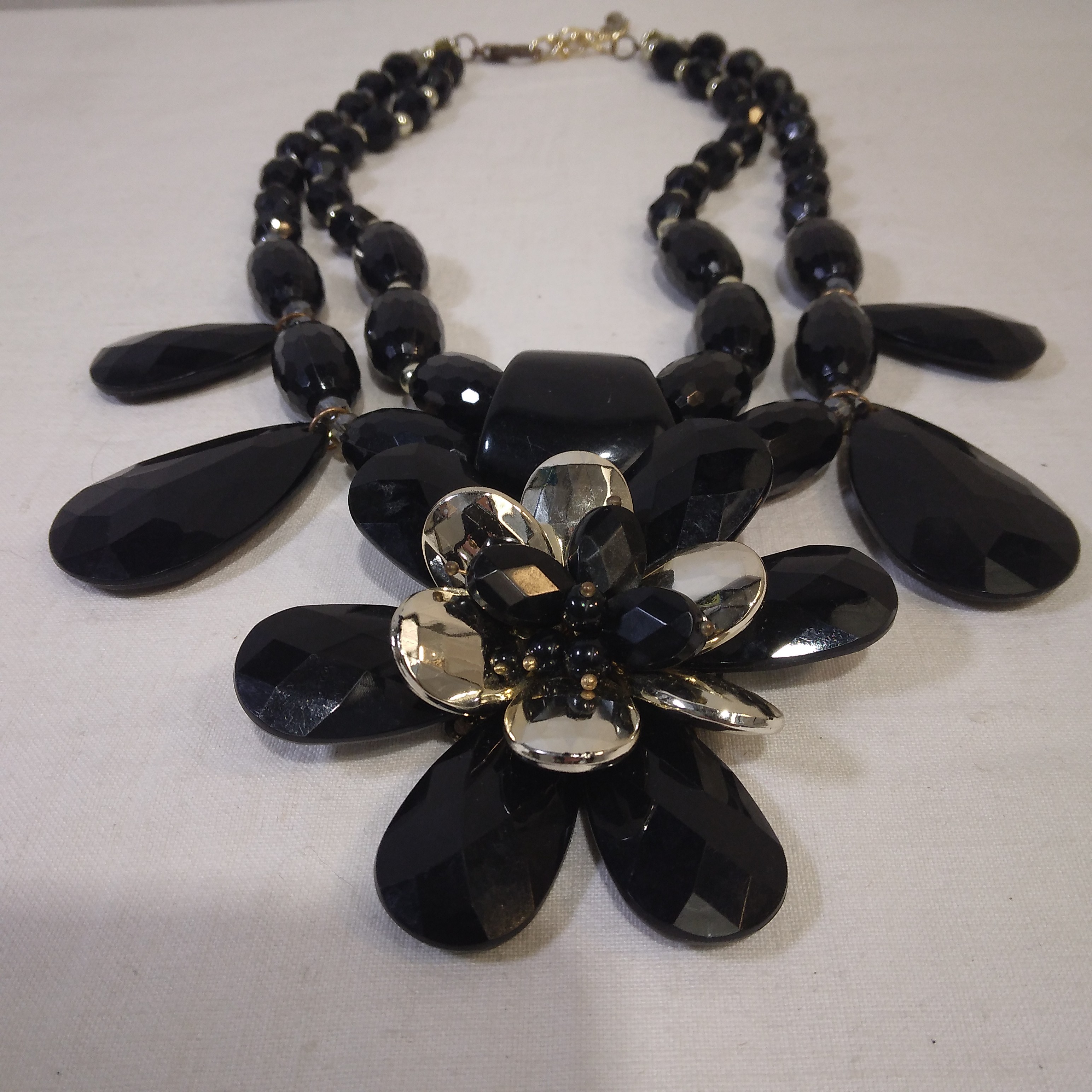 Voir photo 2 de Collier Fantaisie, perles noires et argentées Collier Fantaisie, perles noires et argentées Très bon état reconditionné photo 2