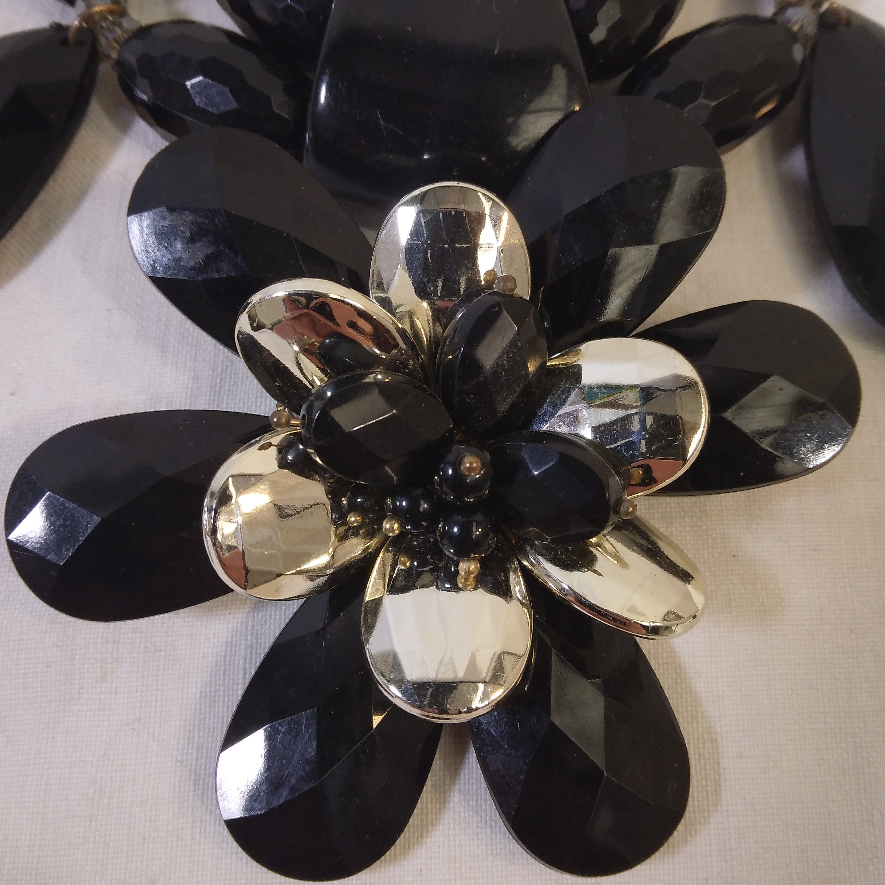 Voir photo 3 de Collier Fantaisie, perles noires et argentées Collier Fantaisie, perles noires et argentées Très bon état reconditionné photo 3