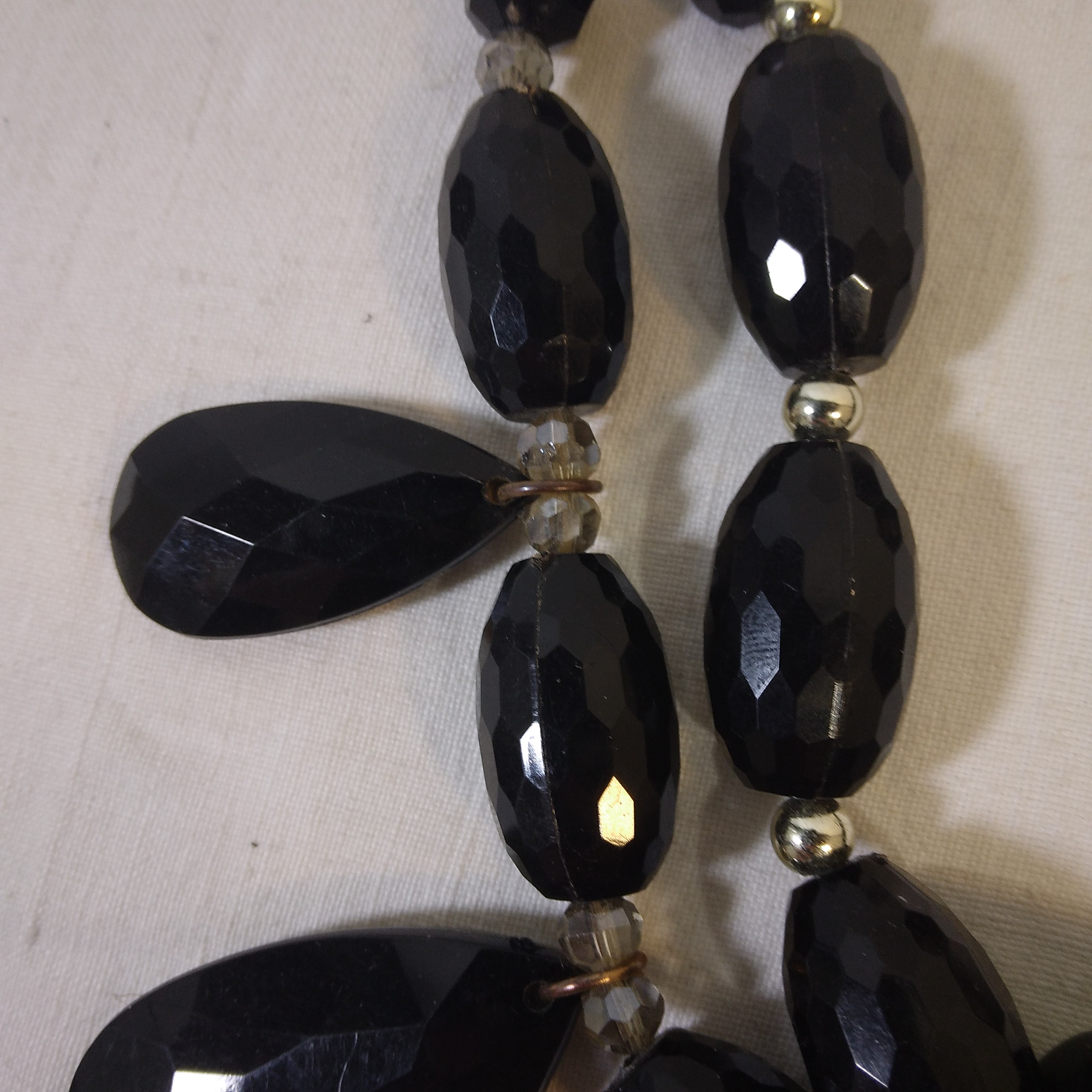 Voir photo 4 de Collier Fantaisie, perles noires et argentées Collier Fantaisie, perles noires et argentées Très bon état reconditionné photo 4