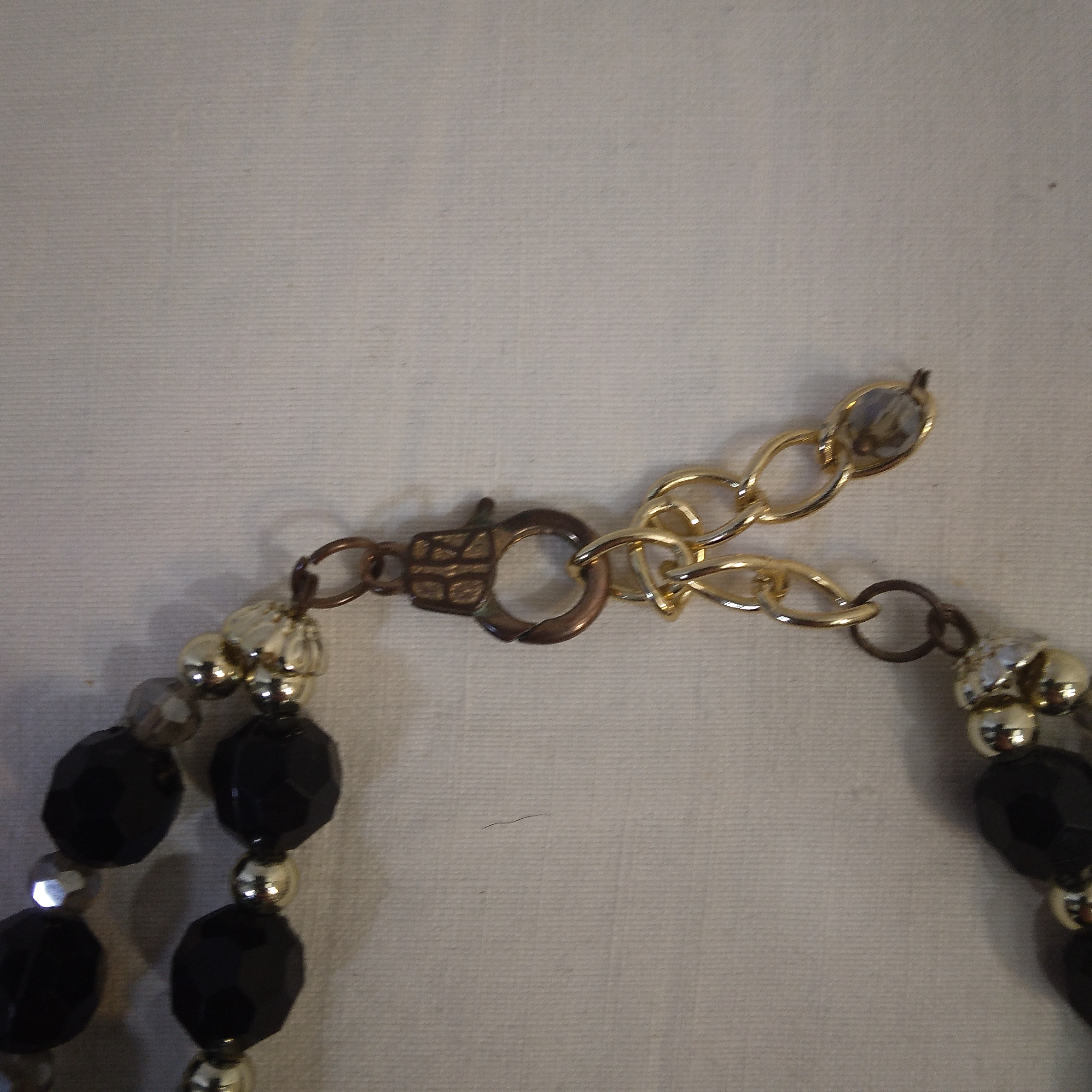 Voir photo 5 de Collier Fantaisie, perles noires et argentées Collier Fantaisie, perles noires et argentées Très bon état reconditionné photo 5