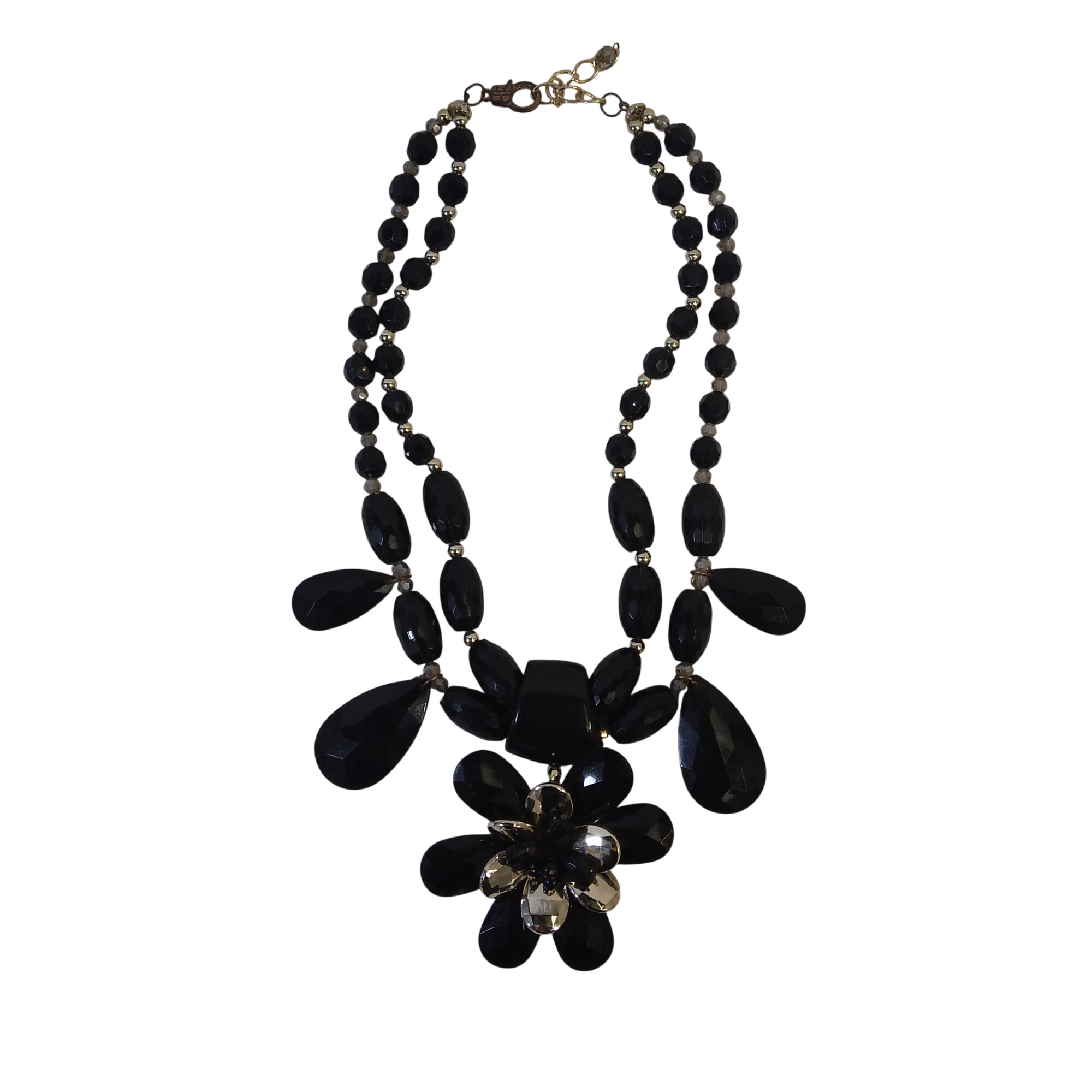 Collier Fantaisie, perles noires et argentées Très bon état - 10,00 € Collier Fantaisie, perles noires et argentées Très bon état reconditionné disponible sur Label Emmaüs