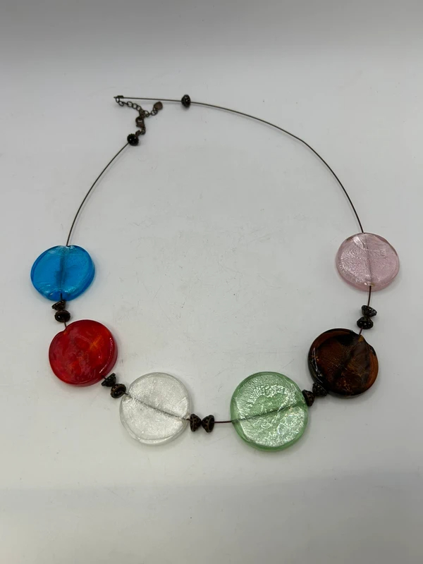 Voir photo 2 de Collier fantaisie perles translucides multicolores bohème graphique 31 cm Collier fantaisie perles translucides multicolores bohème graphique 31 cm Très bon état reconditionné photo 2