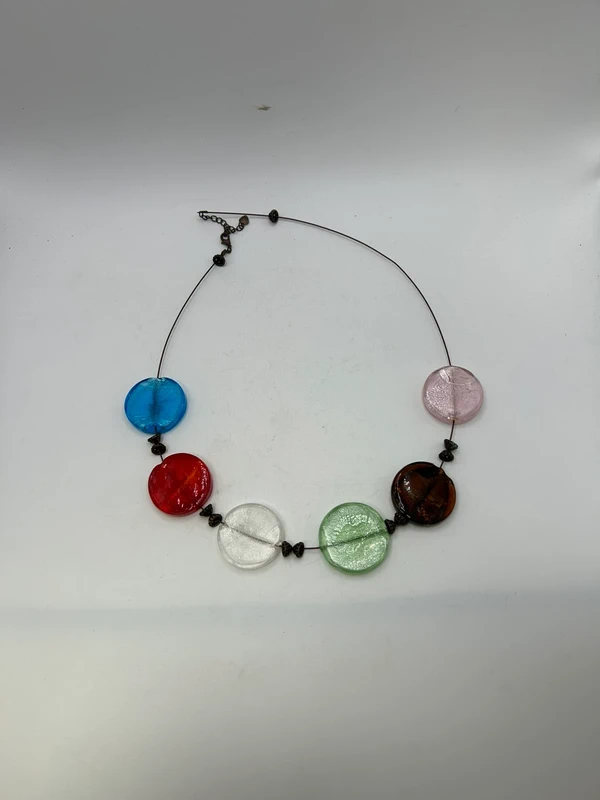 Voir photo 3 de Collier fantaisie perles translucides multicolores bohème graphique 31 cm Collier fantaisie perles translucides multicolores bohème graphique 31 cm Très bon état reconditionné photo 3