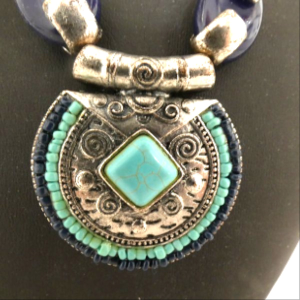 Voir photo 3 de Collier fantaisie pierres bleues et chaine maille serpent Collier fantaisie pierres bleues et chaine maille serpent État correct reconditionné photo 3