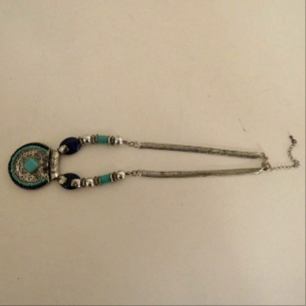 Voir photo 4 de Collier fantaisie pierres bleues et chaine maille serpent Collier fantaisie pierres bleues et chaine maille serpent État correct reconditionné photo 4