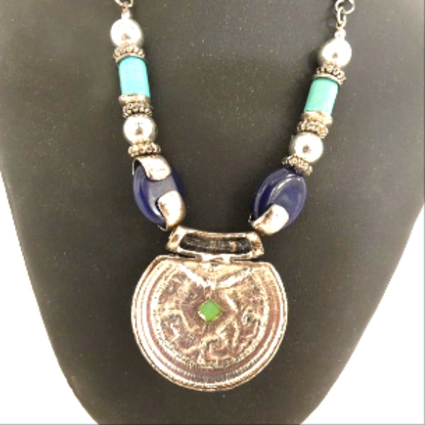 Voir photo 7 de Collier fantaisie pierres bleues et chaine maille serpent Collier fantaisie pierres bleues et chaine maille serpent État correct reconditionné photo 7