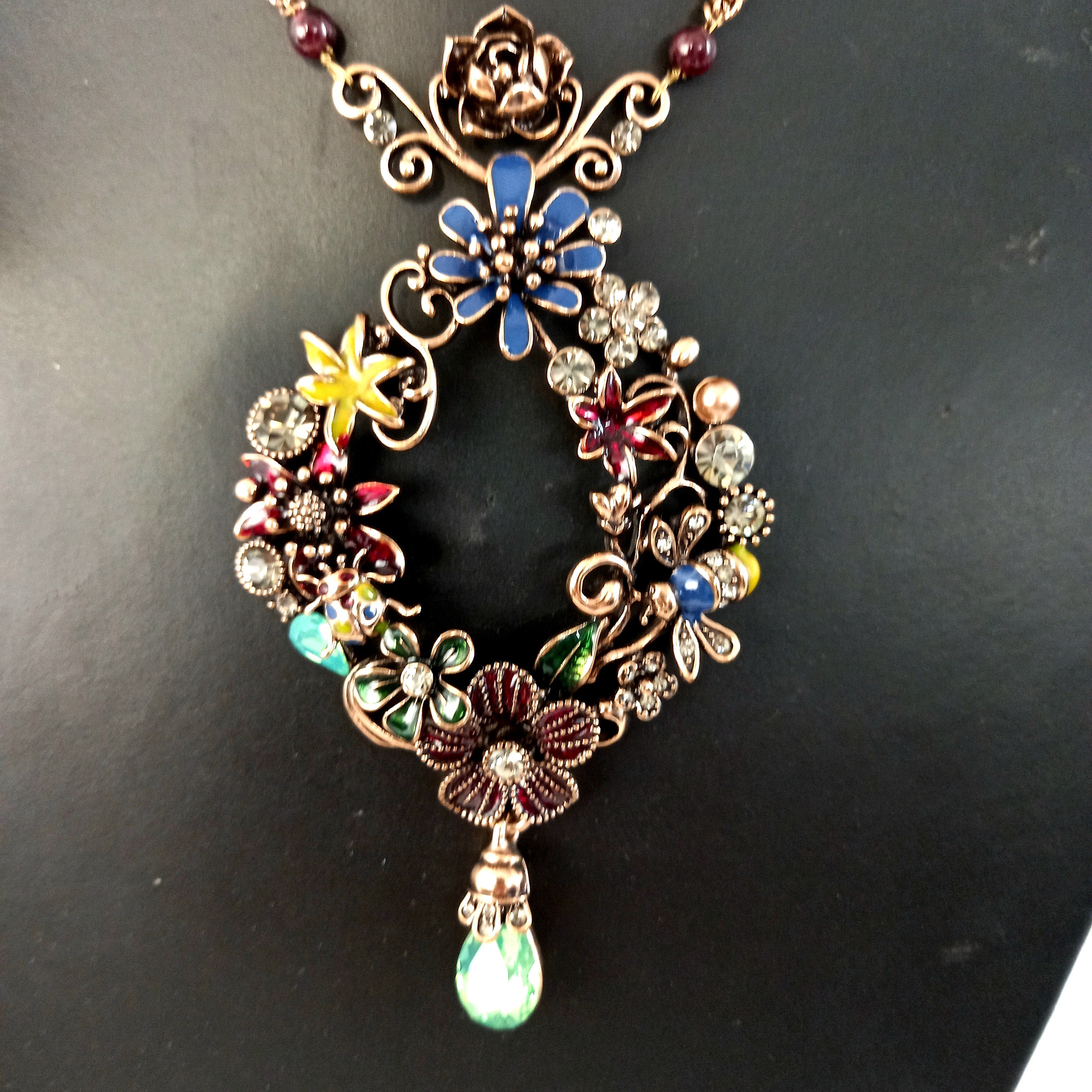 Voir photo 2 de Collier fantaisie style Bohème, fleuri et coloré, en métal Collier fantaisie style Bohème, fleuri et coloré, en métal Très bon état reconditionné photo 2