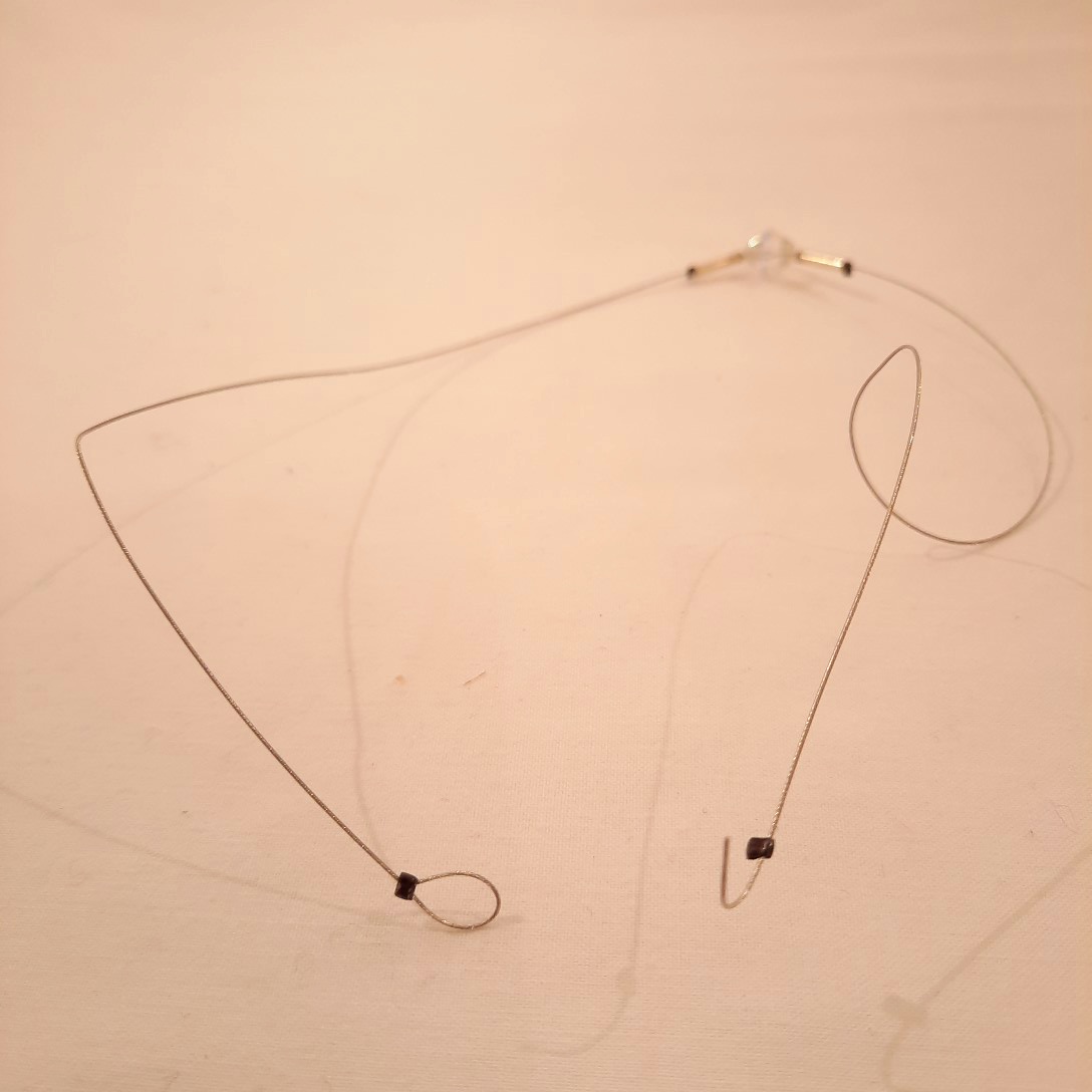 Voir photo 2 de Collier fil d'acier et sa pochette Collier fil d'acier et sa pochette Bon état reconditionné photo 2