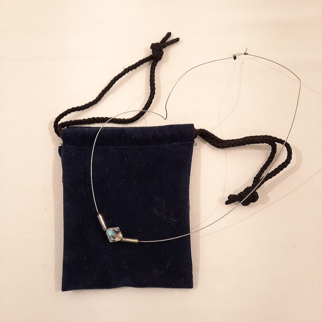 Voir photo 3 de Collier fil d'acier et sa pochette Collier fil d'acier et sa pochette Bon état reconditionné photo 3