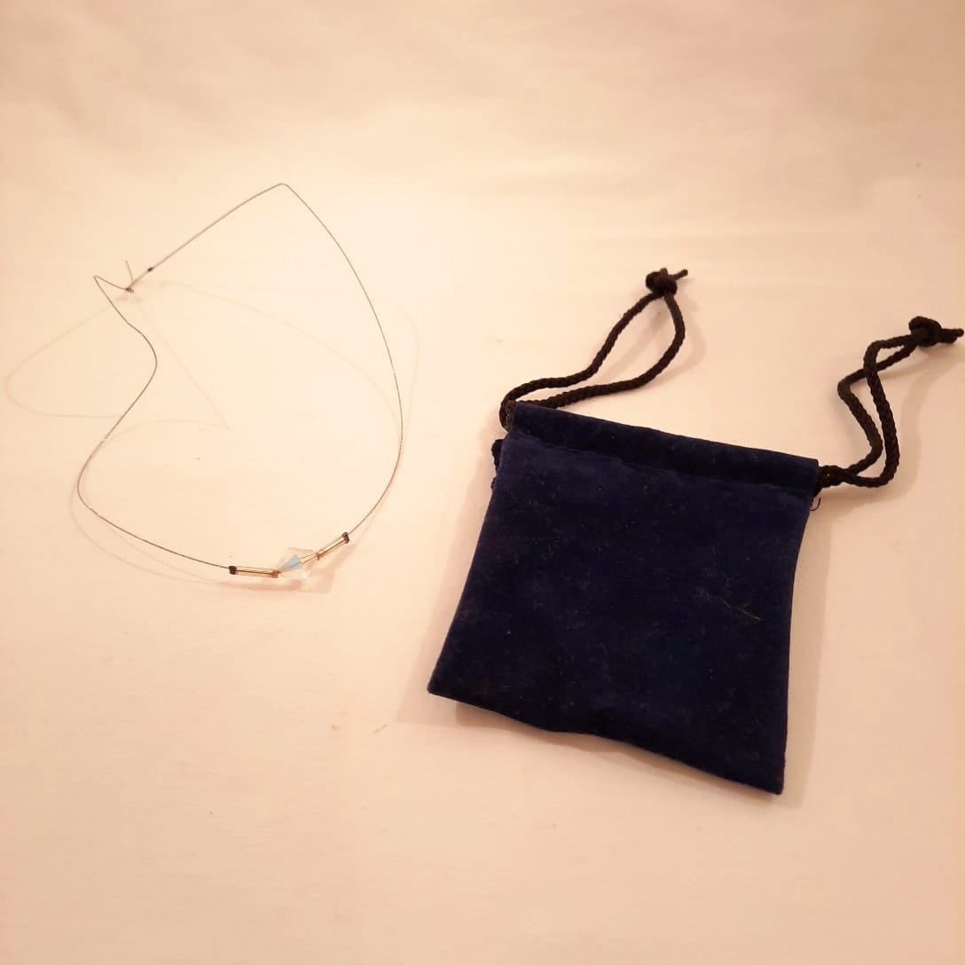 Voir photo 4 de Collier fil d'acier et sa pochette Collier fil d'acier et sa pochette Bon état reconditionné photo 4