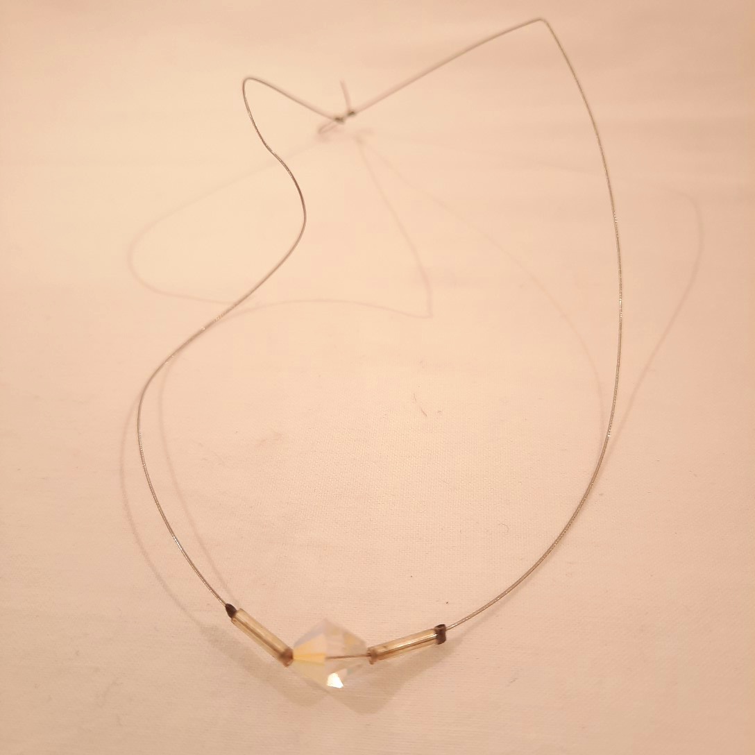 Collier fil d'acier et sa pochette Bon état - 10,00 € Collier fil d'acier et sa pochette Bon état reconditionné disponible sur Label Emmaüs