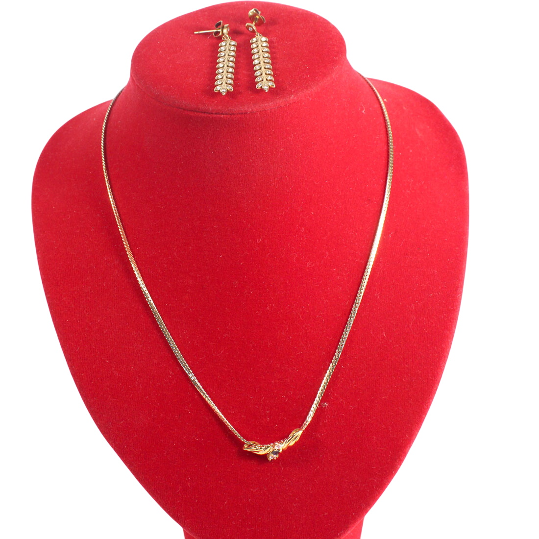 Collier fin + boucles d'oreille en métal doré Bon état - 14,00 € Collier fin + boucles d'oreille en métal doré Bon état reconditionné disponible sur Label Emmaüs