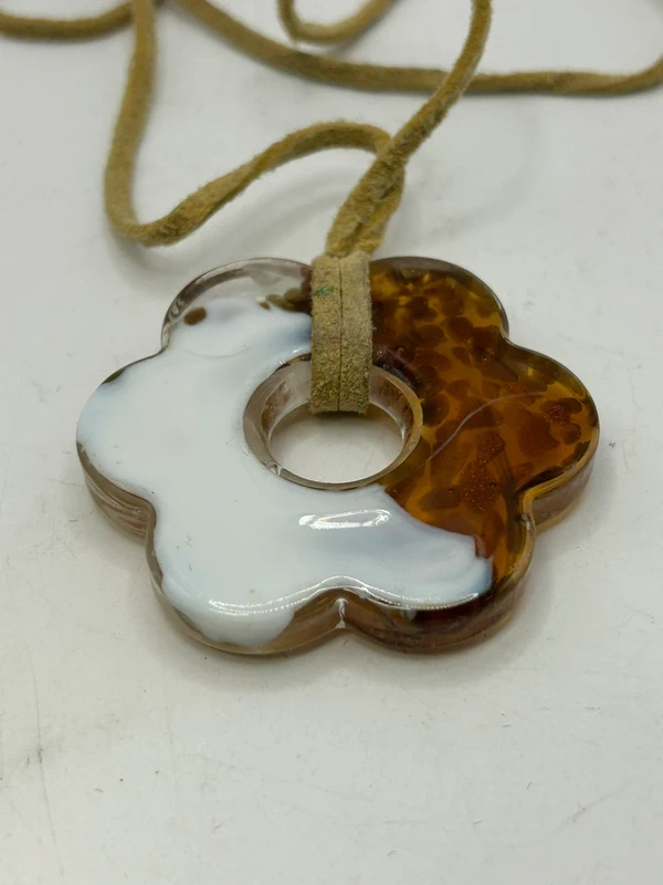 Voir photo 2 de Collier fleur artisanal blanc ambré transparent cordon beige 45 cm pendentif fantaisie Collier fleur artisanal blanc ambré transparent cordon beige 45 cm pendentif fantaisie Très bon état reconditionné photo 2