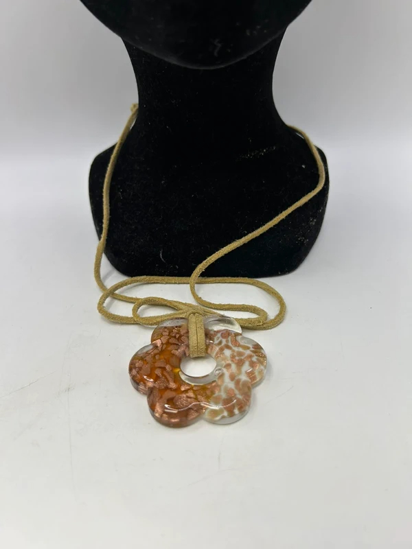 Voir photo 6 de Collier fleur artisanal blanc ambré transparent cordon beige 45 cm pendentif fantaisie Collier fleur artisanal blanc ambré transparent cordon beige 45 cm pendentif fantaisie Très bon état reconditionné photo 6