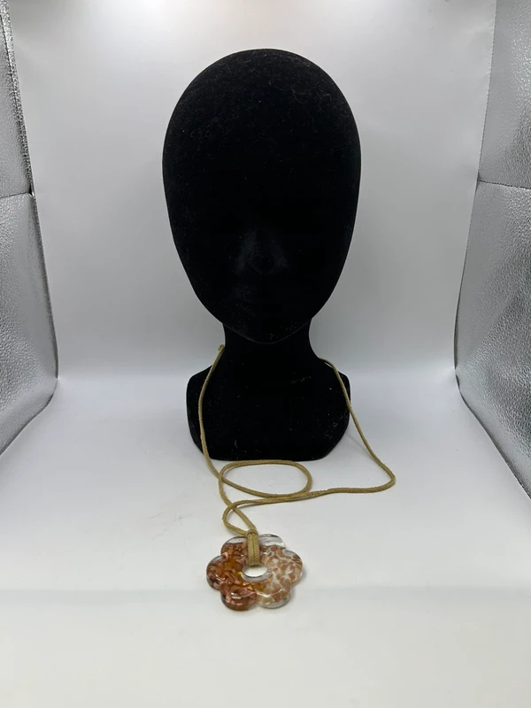 Voir photo 7 de Collier fleur artisanal blanc ambré transparent cordon beige 45 cm pendentif fantaisie Collier fleur artisanal blanc ambré transparent cordon beige 45 cm pendentif fantaisie Très bon état reconditionné photo 7