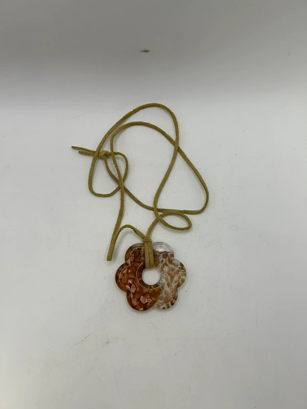 Voir photo 8 de Collier fleur artisanal blanc ambré transparent cordon beige 45 cm pendentif fantaisie Collier fleur artisanal blanc ambré transparent cordon beige 45 cm pendentif fantaisie Très bon état reconditionné photo 8