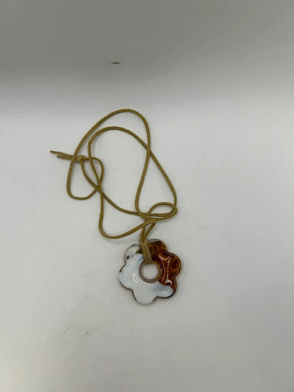 Voir photo 9 de Collier fleur artisanal blanc ambré transparent cordon beige 45 cm pendentif fantaisie Collier fleur artisanal blanc ambré transparent cordon beige 45 cm pendentif fantaisie Très bon état reconditionné photo 9