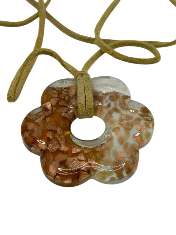 Acheter Collier fleur artisanal blanc ambré transparent cordon beige 45 cm pendentif fantaisie Très bon état - 10,00 € Collier fleur artisanal blanc ambré transparent cordon beige 45 cm pendentif fantaisie Très bon état reconditionné disponible sur Label Emmaüs