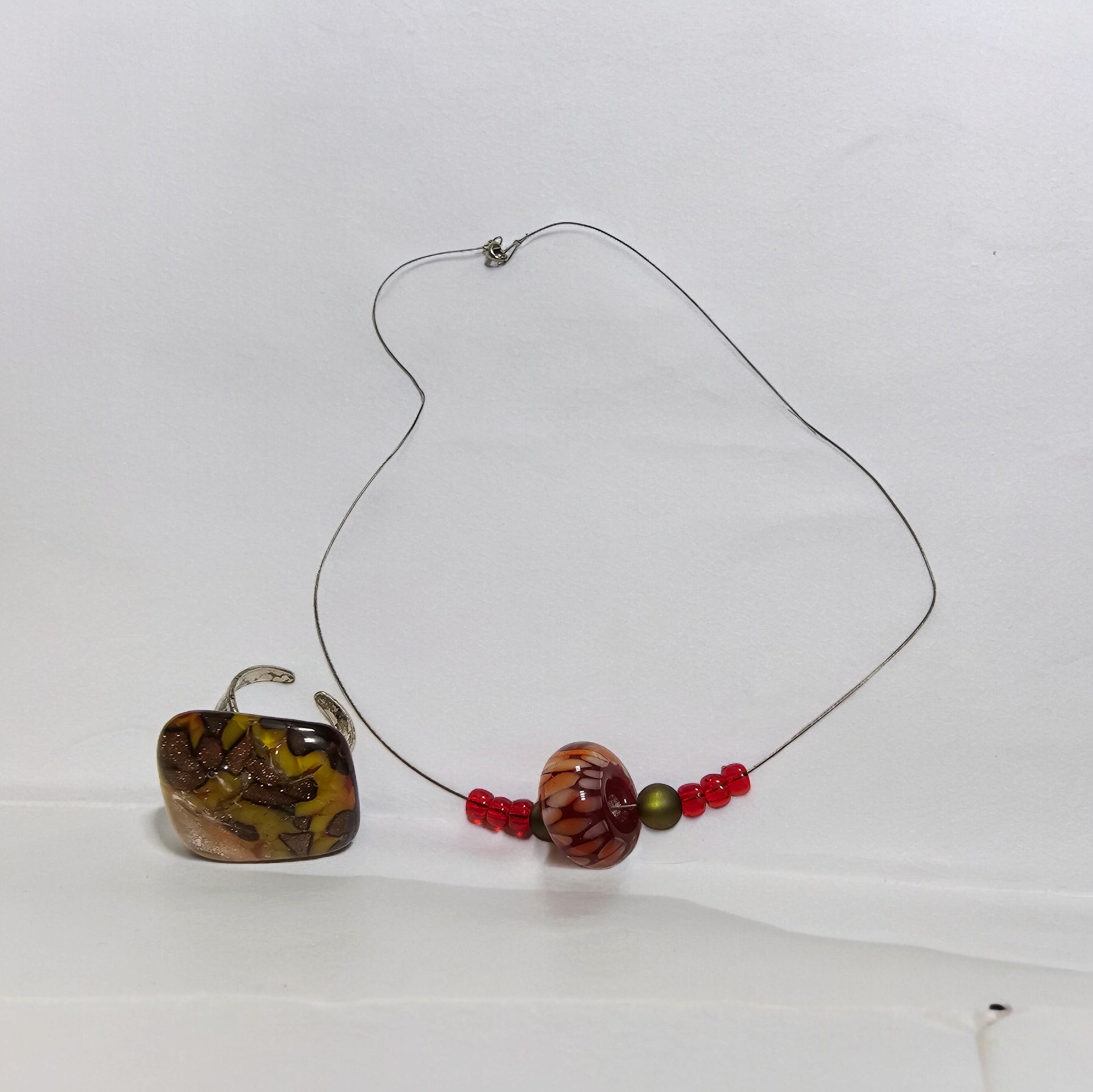 Voir photo 3 de Collier moderne pâtes de verre & Bague assorti Collier moderne pâtes de verre & Bague assorti Parfait état reconditionné photo 3