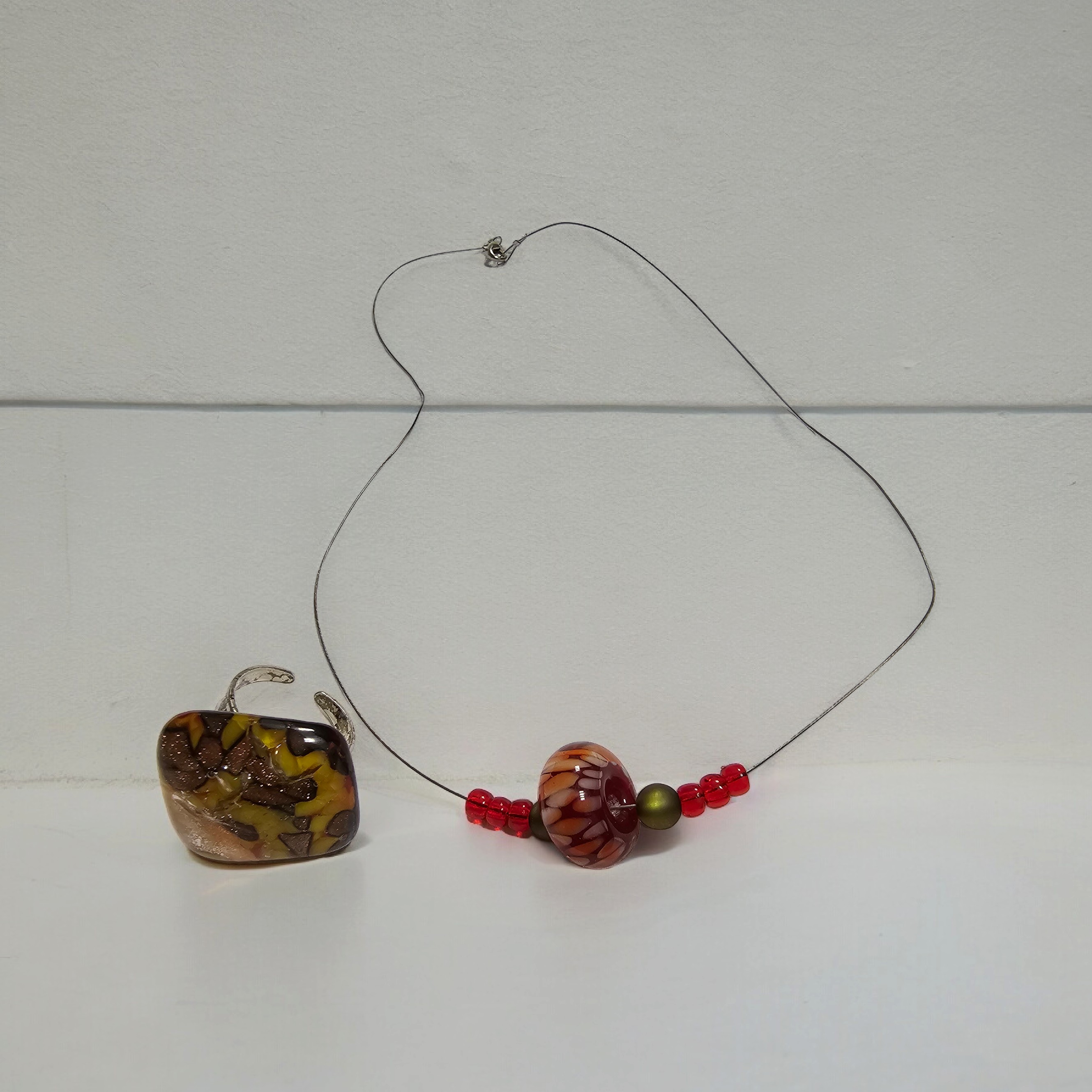 Voir photo 6 de Collier moderne pâtes de verre & Bague assorti Collier moderne pâtes de verre & Bague assorti Parfait état reconditionné photo 6